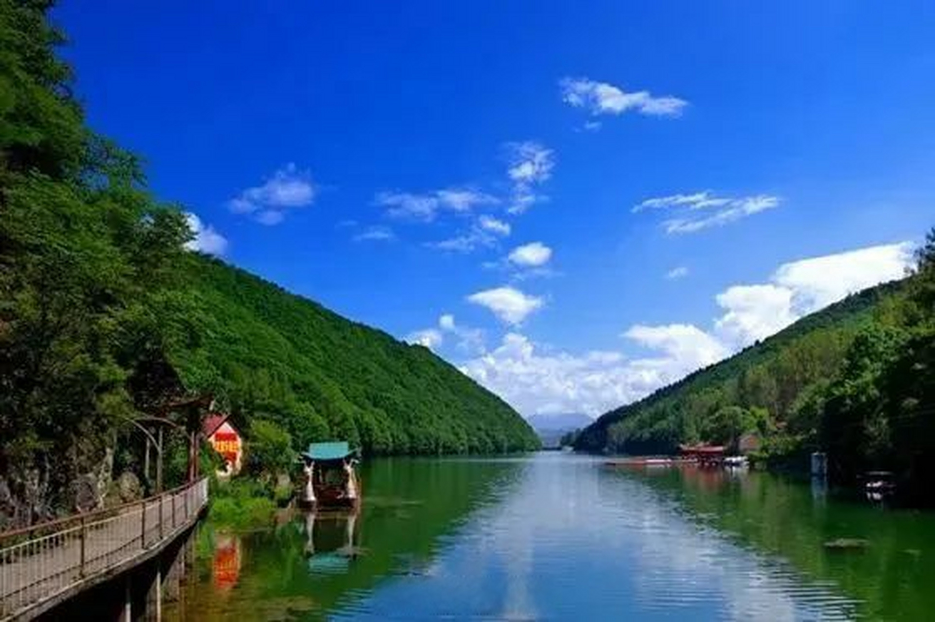 青山湖是截河而成的人工湖,水质纯净,水面平稳,两岸青山耸立,山清水秀