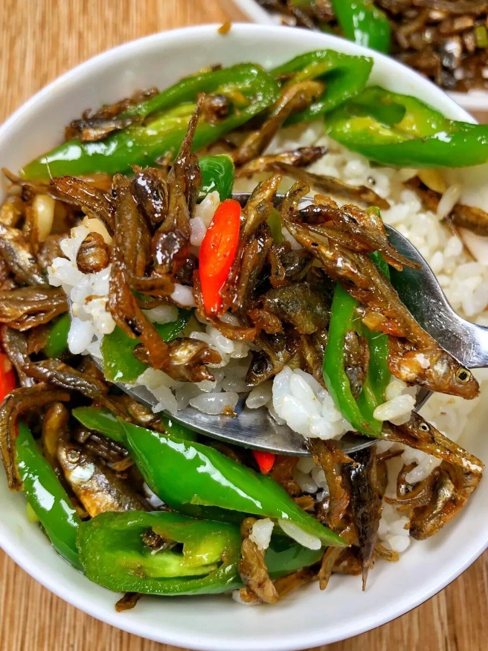 辣椒炒小鱼仔,香辣酥脆,做法简单~ 做法: 1,热油将小鱼干煸炒片刻,加