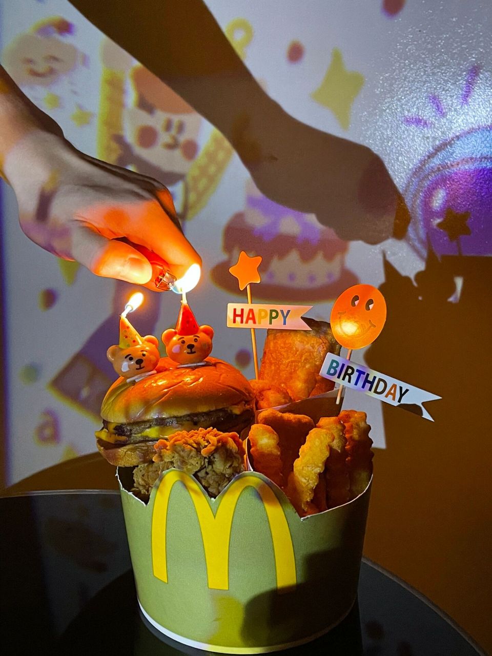 麦当劳92自制生日桶真的太太太出片啦～ 点了一个金拱门桶 外加一份