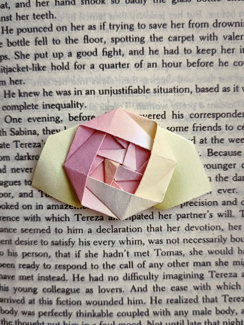 「折纸教程」平面玫瑰书签教程 闺蜜马上生日了给她做个玫瑰书签,里面