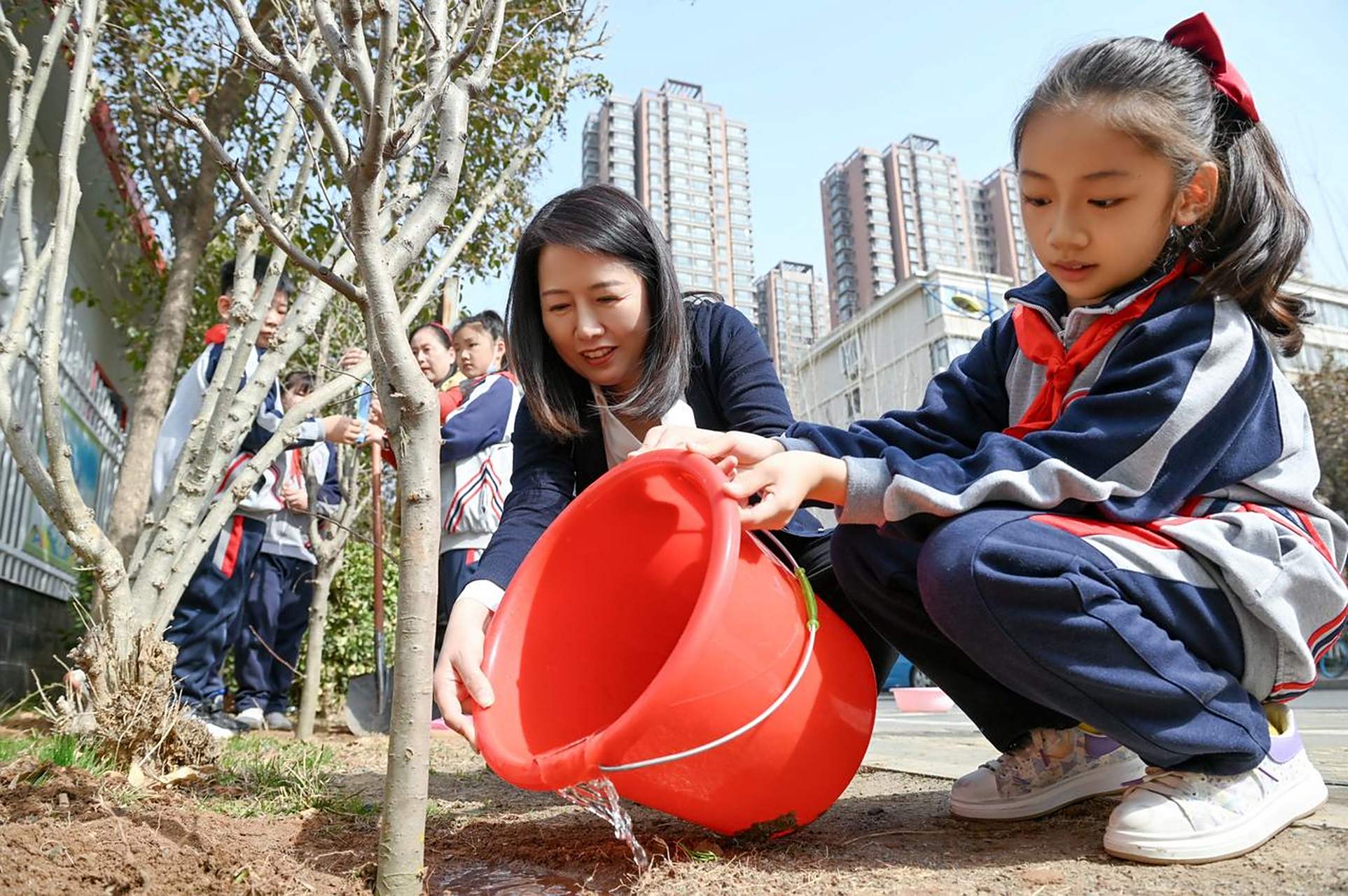为让小学生们在保护自然中亲身体验劳动的乐趣