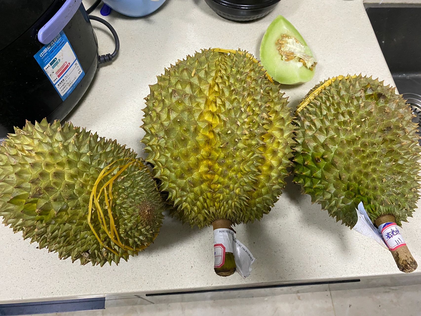 最近爱上买榴莲.软金月 金蜜王 之深夜开果 晒晒今天新到的三个果.