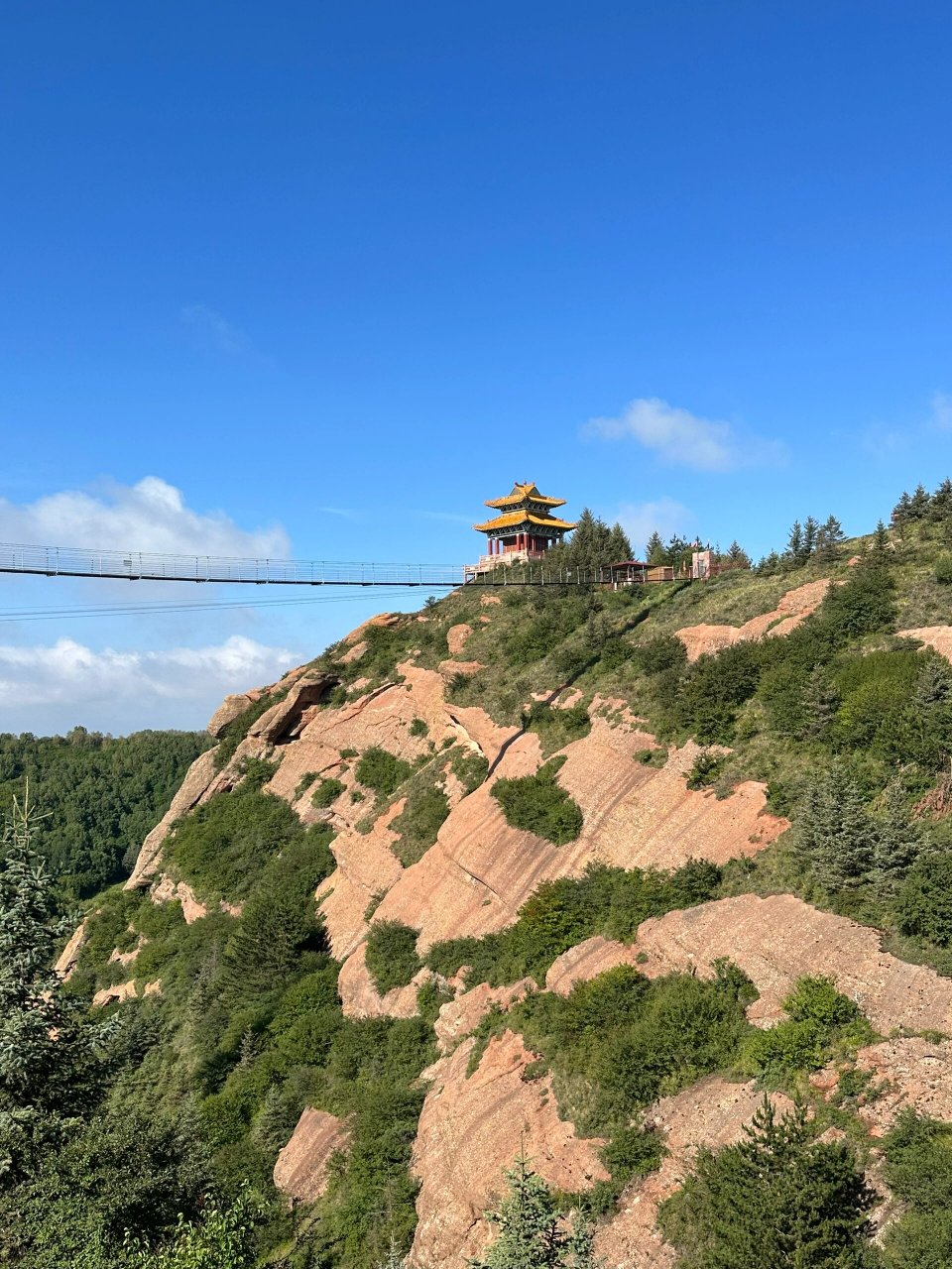 火石寨国家地质公园 丹霞地貌,山上有很多洞穴,空气清新非常凉爽