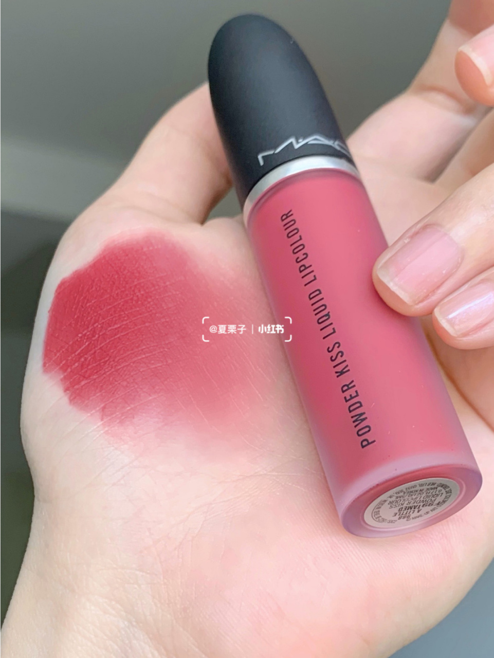 快来看看我的小可爱 mac新品哑光慕斯唇釉7215 色号#988 a littie