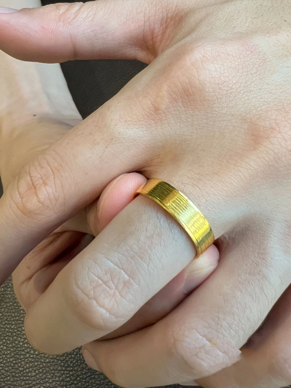 足金材质黄金男款素圈戒指 举手投足间尽显男士的硬朗🎩 这个上手