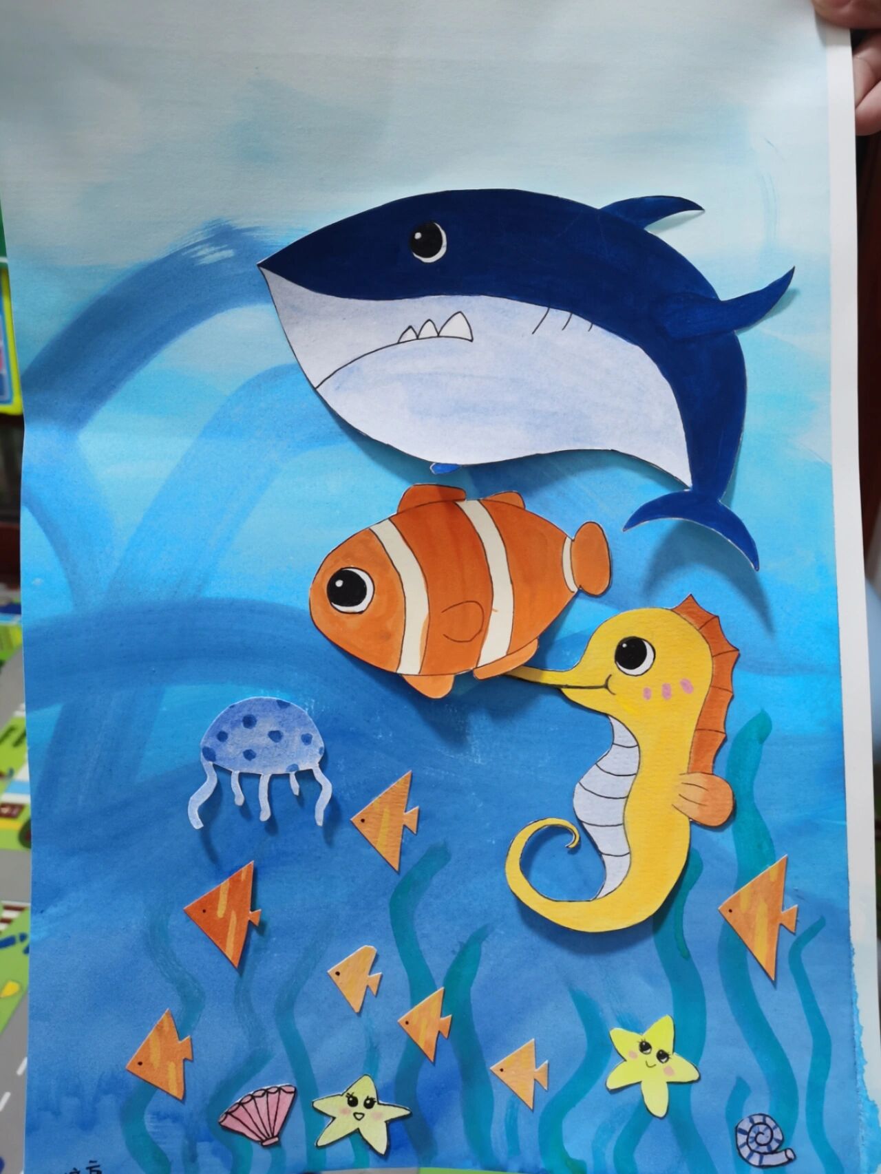 这是小丑鱼,因为脸上都有一条或两条白色条纹,好似京剧中的丑角而得