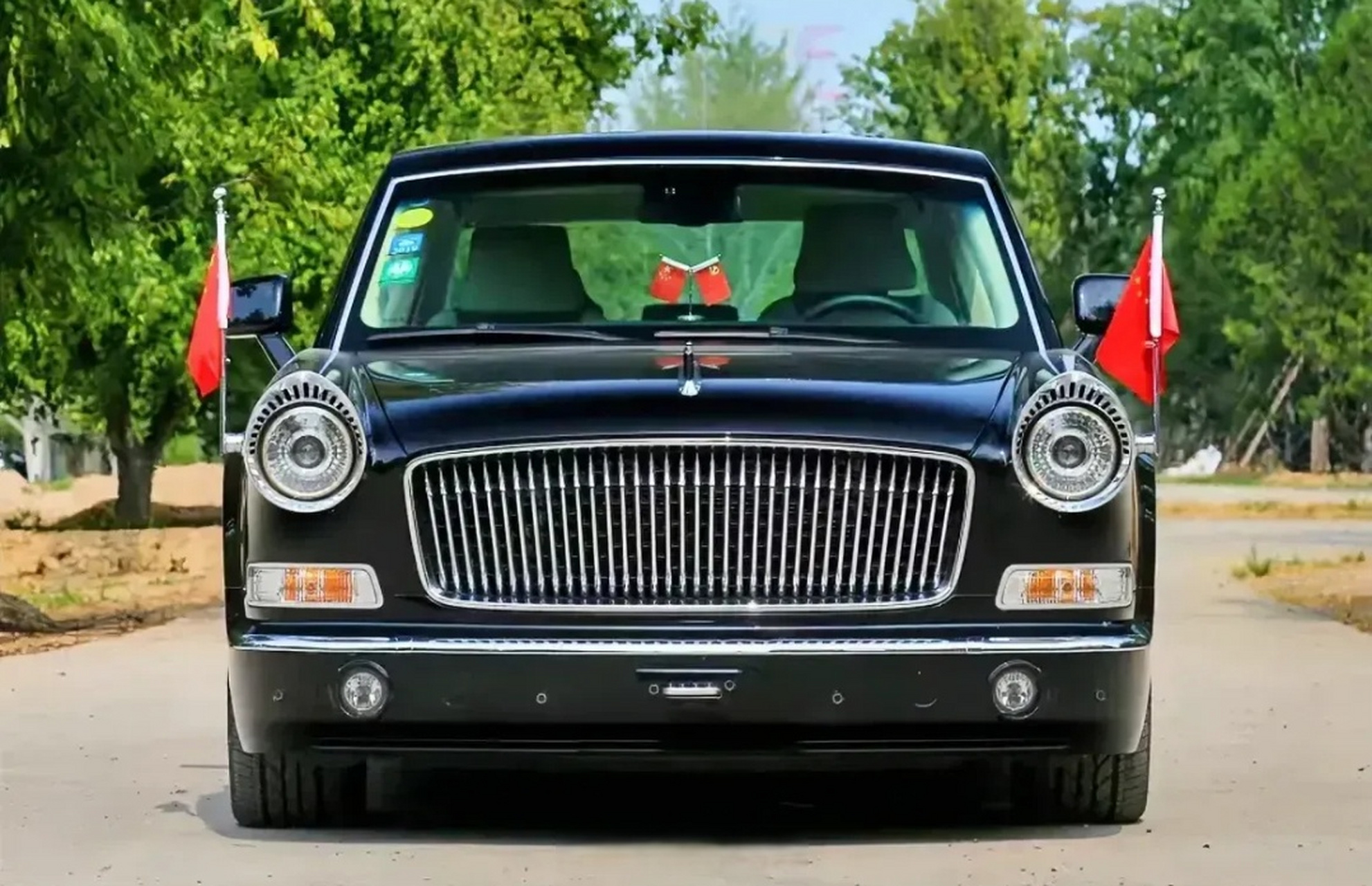 还是红旗新款国宾车外观更好看,现代又不式大气,而l5红旗车圆柱形大灯