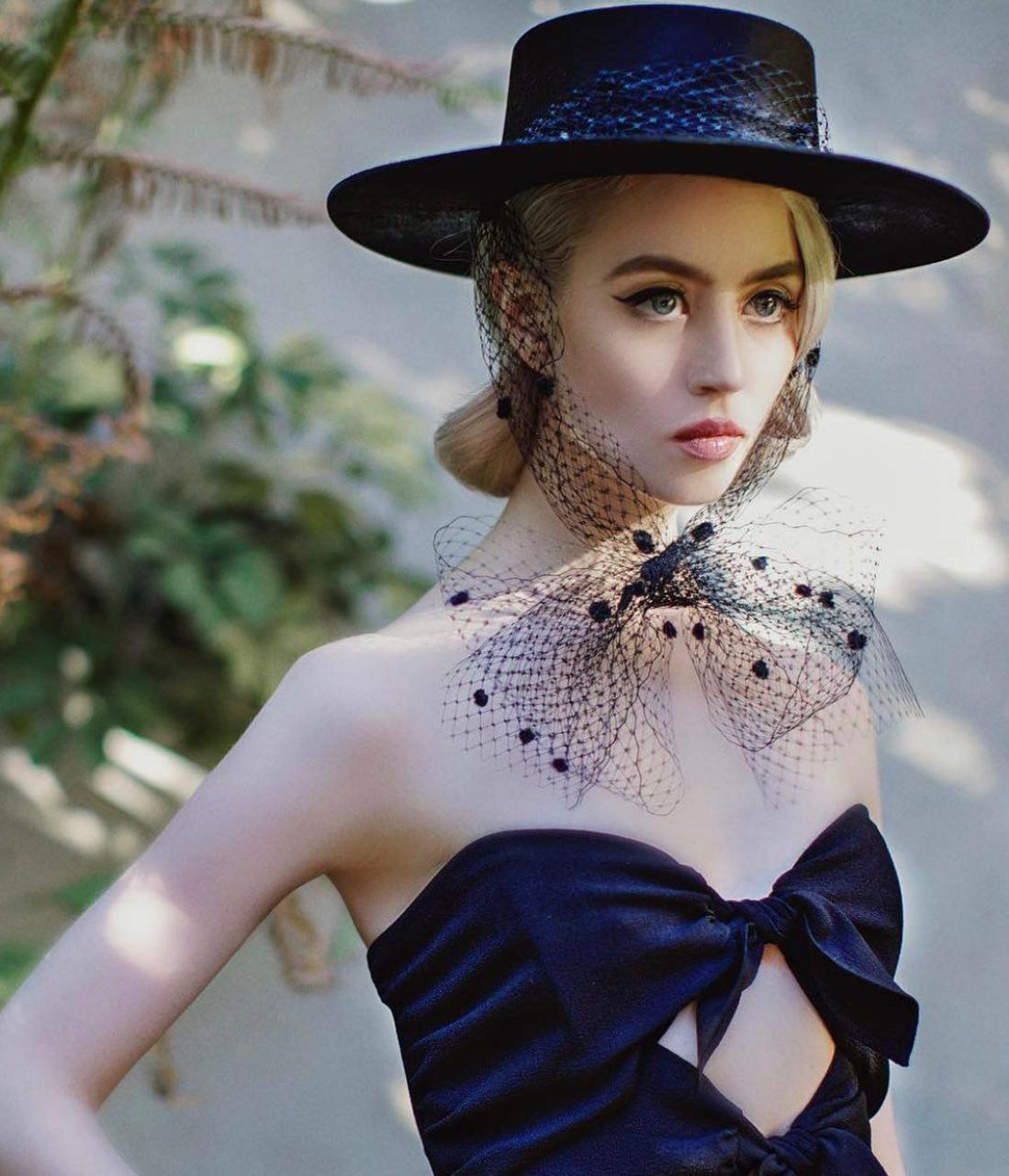 曾经参加过《全美超模大赛》第十二季及第十七季,并两次获得亚军的