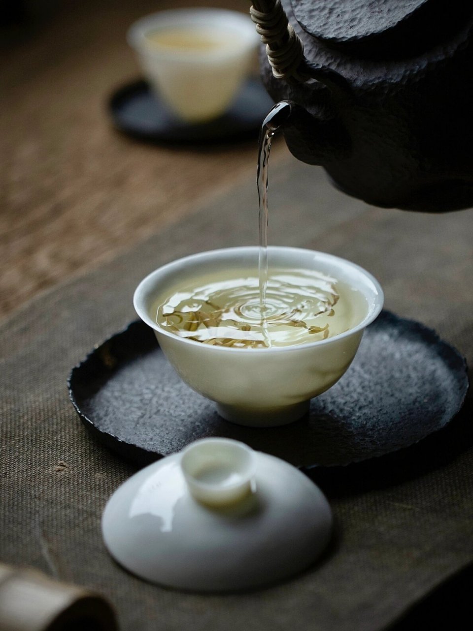 泡茶图片 茶叶在水中舞动,释放出迷人的色彩,一杯香茗,映照出生活中的