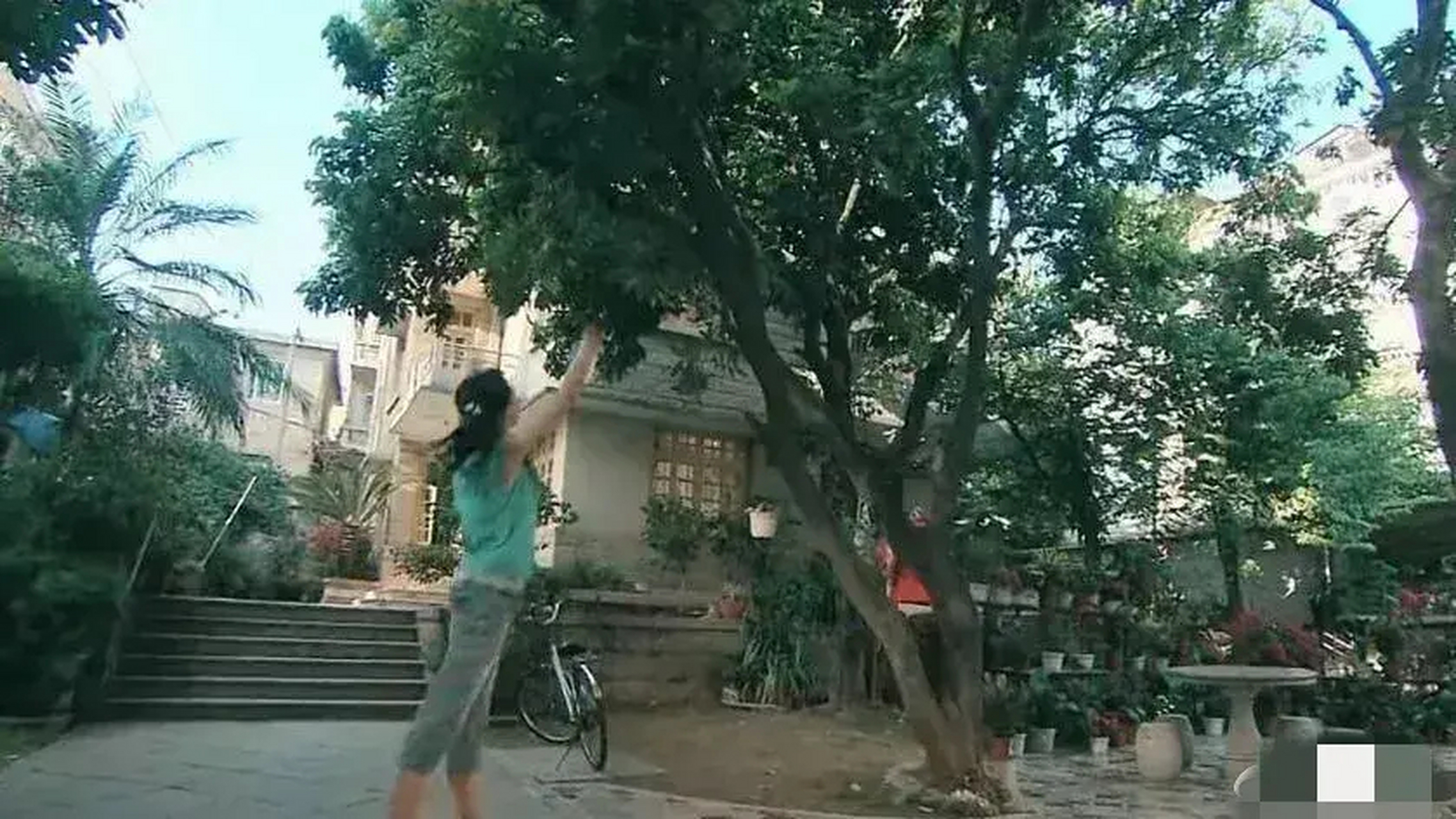 小时候以为楚雨荨家穷,可是现在回看她家开奶茶店,住的是独栋别墅