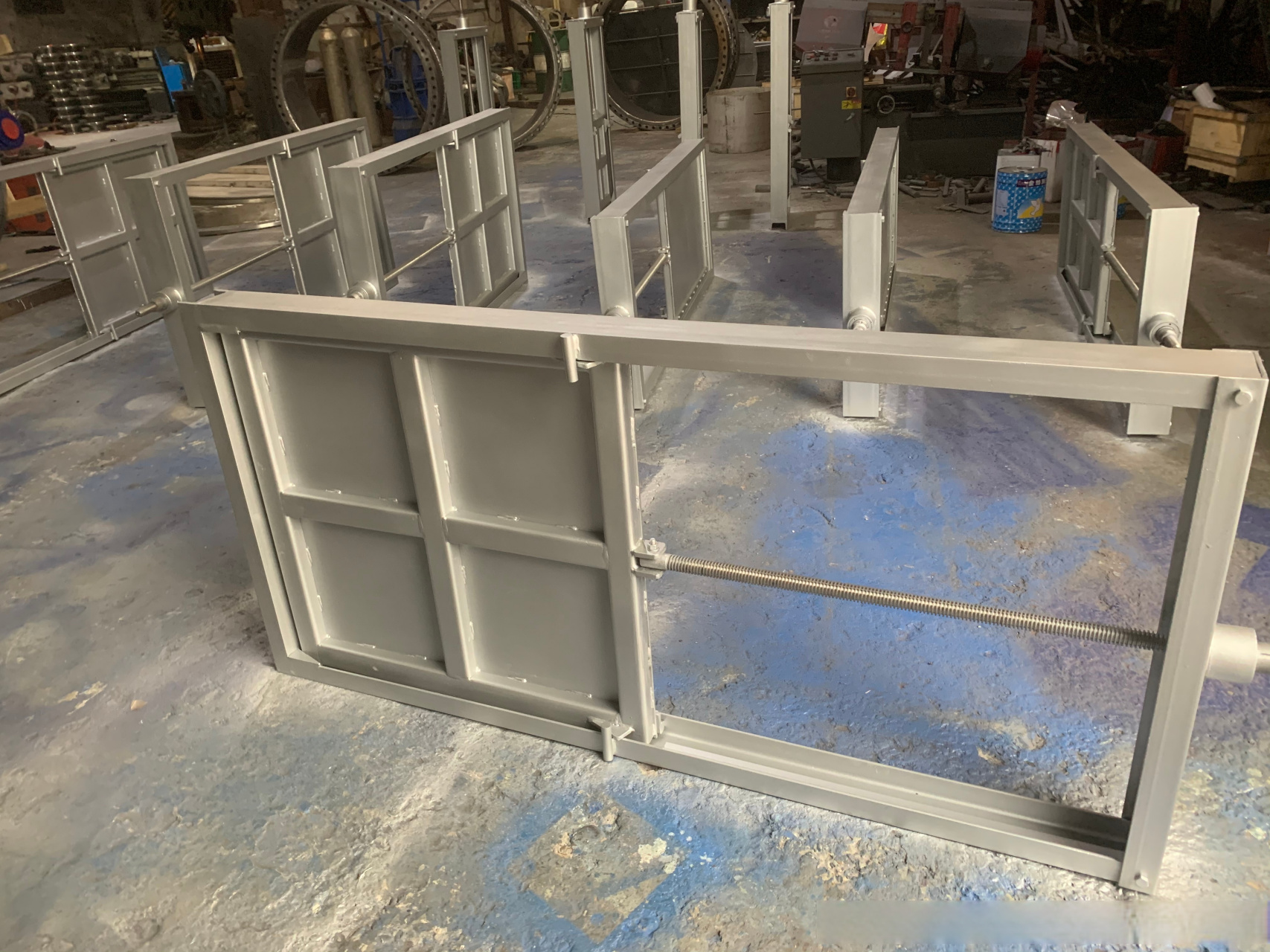 不锈钢渠道闸门主要性能特点: 闸门的过水断面与渠道等宽;超宽型可