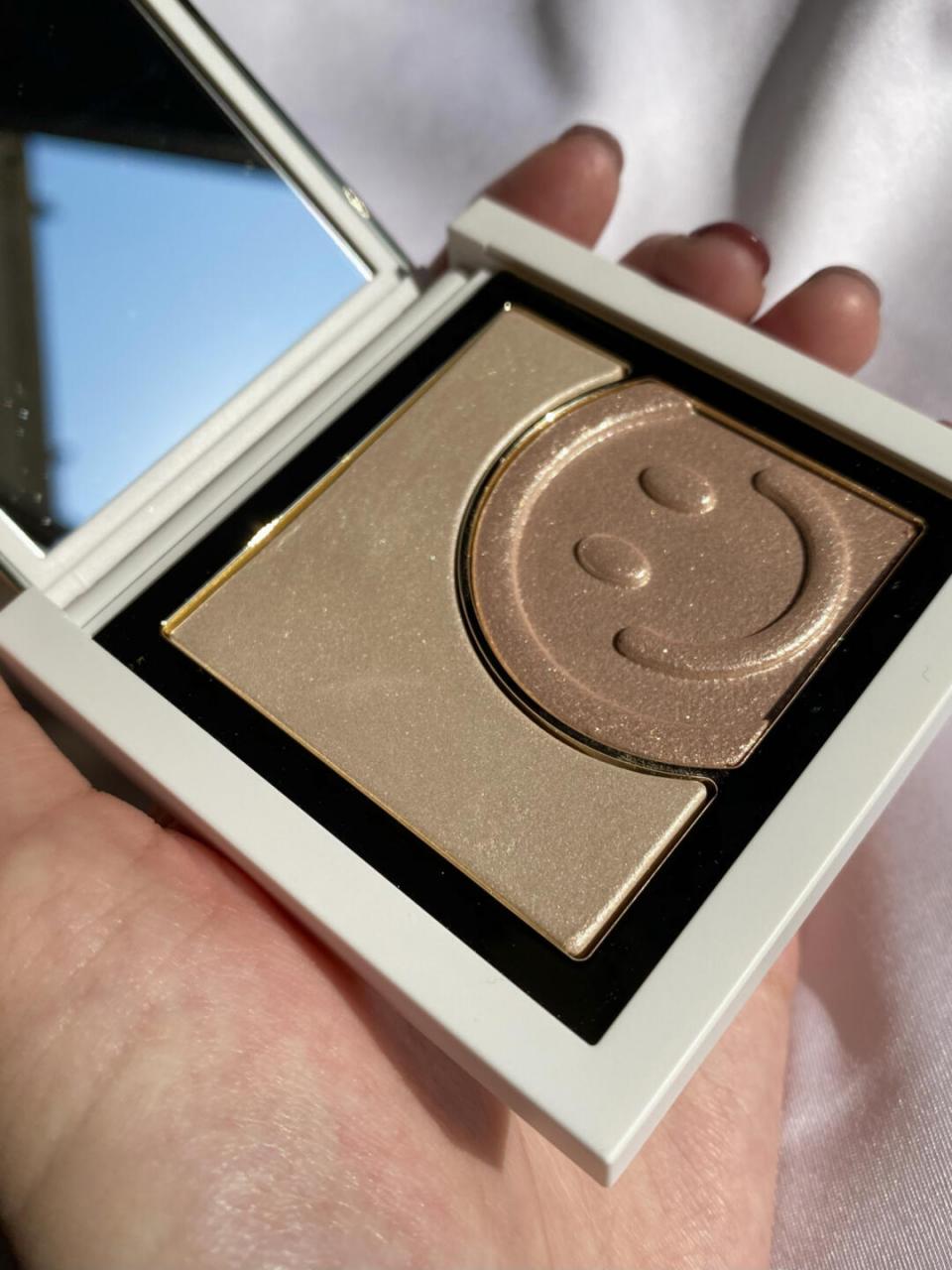 精致妆容的前提就是涂高光 今天po的是小奥汀的笑脸高光 有一天出门