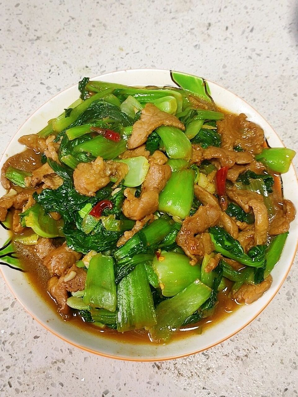 青菜炒肉片 猪肉切片,倒入生抽淀粉腌制 青菜根部拍一下,倒入一点盐