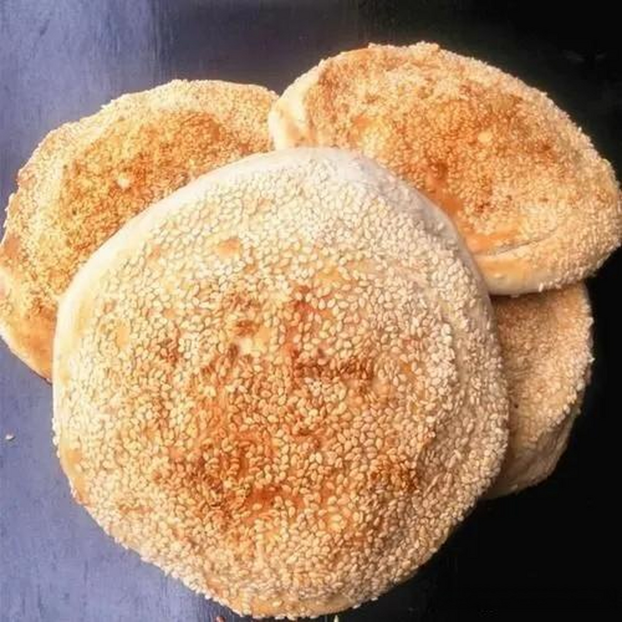 有什么好吃的美食可以推荐嘛山东鲁西南的吊炉烧饼配羊肉汤,热着烫嘴