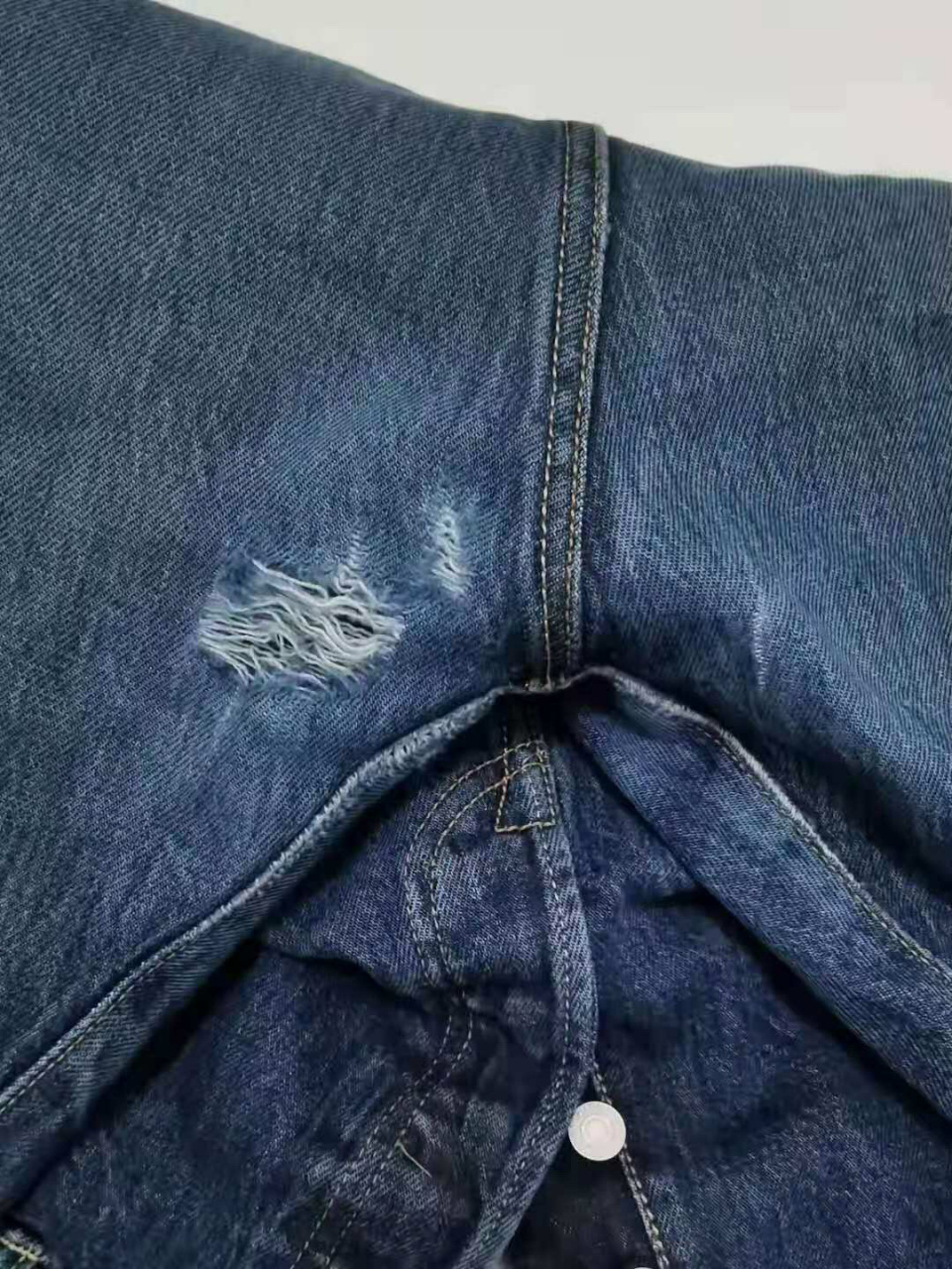 牛仔裤破洞无痕织补案例分享 喜欢穿牛仔裤90的朋友