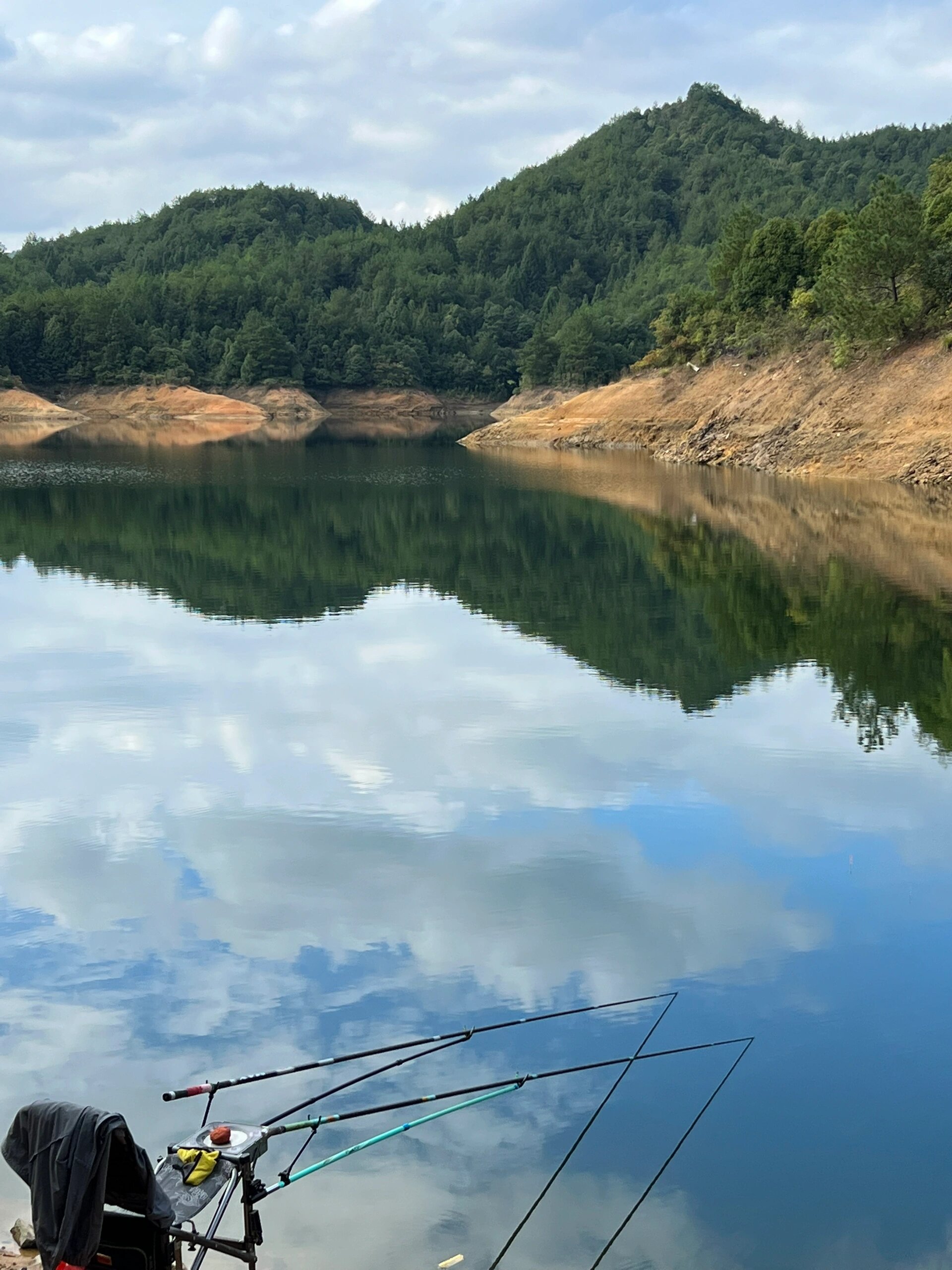水库野钓 这样的风景 水面像镜子一样