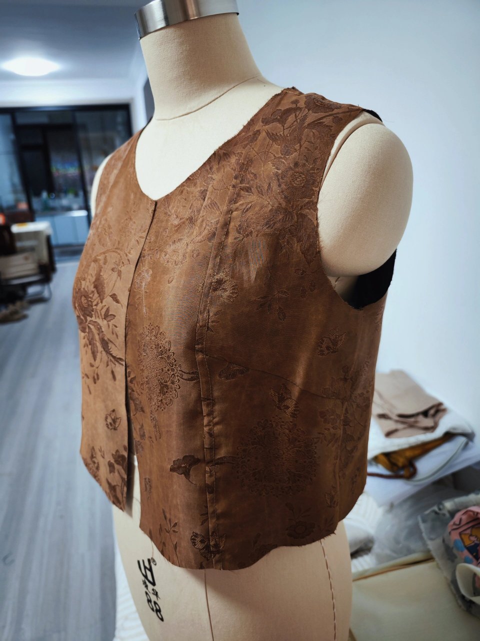 自己做衣服|香云纱花边马甲刀口布拼接 分享我的自制香云纱小背心马甲