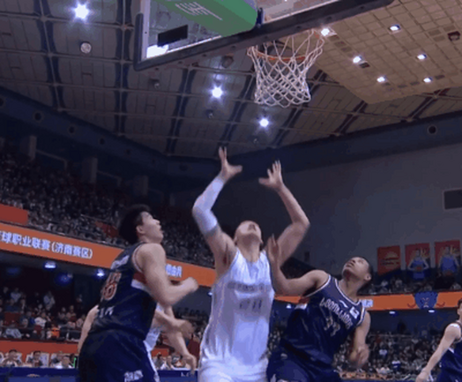 陶汉林这"抡拳头",已经完全是篮球之外的动作了,裁判吹罚违体犯规,真