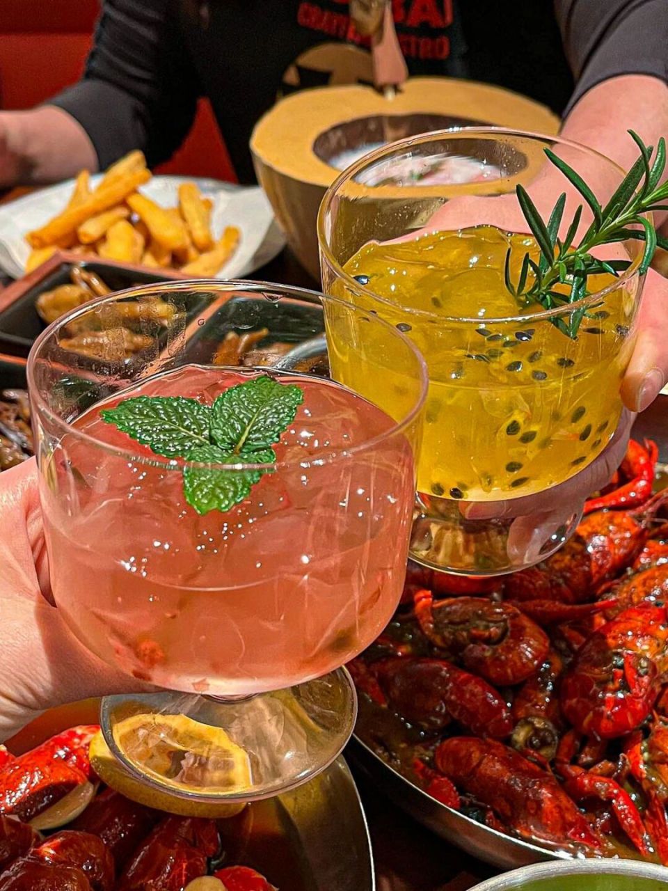 一边吃虾,一边喝啤酒90好惬意啊 很适合跟朋友们一起去吃夜宵!