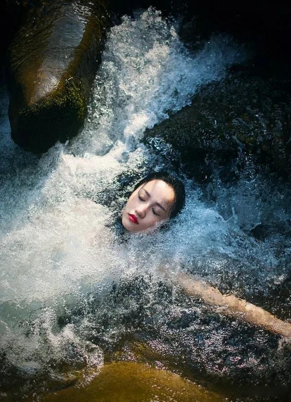 上联:白水出泉凉盛夏,下联等你来 尚善尚美 中星中国 对联 上联:白水