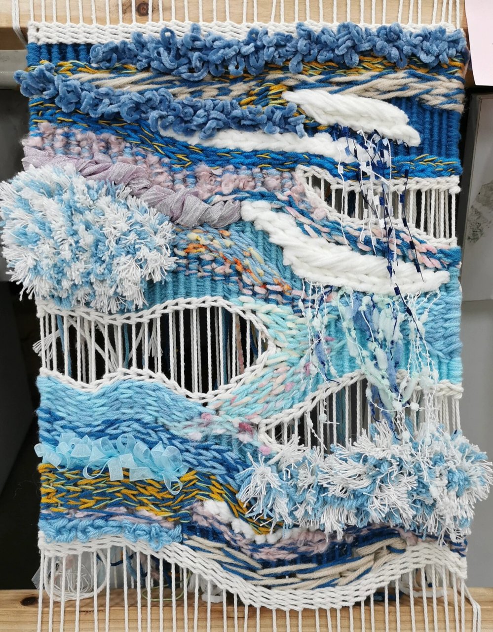 纤维艺术的技法小练 是编织的挂毯 灵感来源于阳光照射的海面