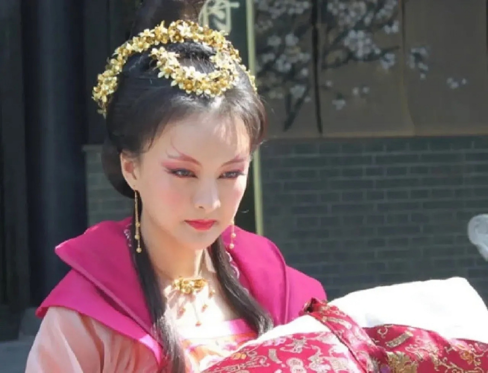 有网友提问"这才是剧抛脸吧,郑亦桐演的回家的诱惑的宝莲,活佛济公的