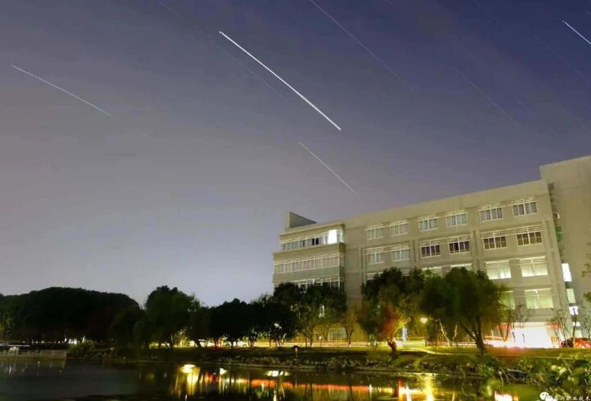 大一的时候,带着对大学的向往来到了嘉职院. 学校占地面积也不小.