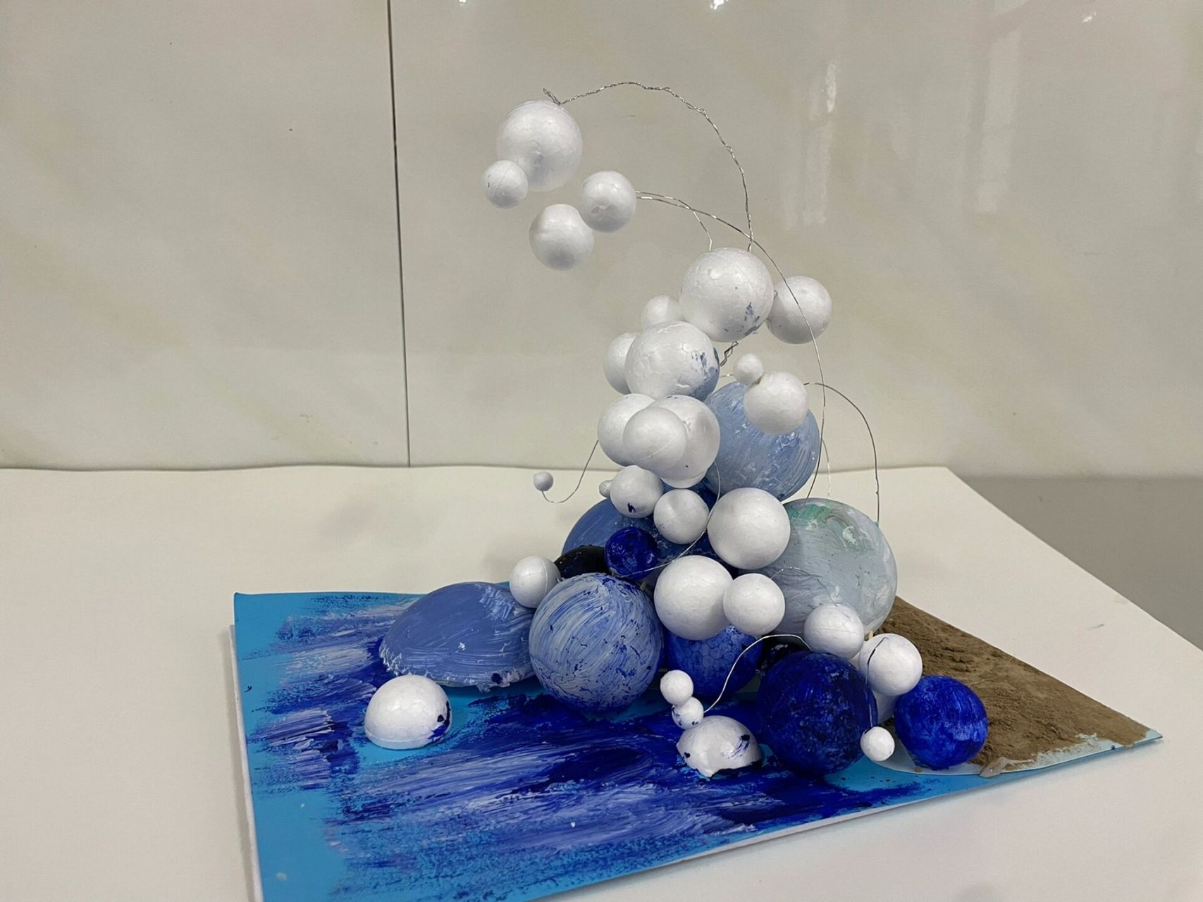 分享点的立体构成作业 泡沫球抽象浪花,做的略粗糙 发现泡沫球用水粉