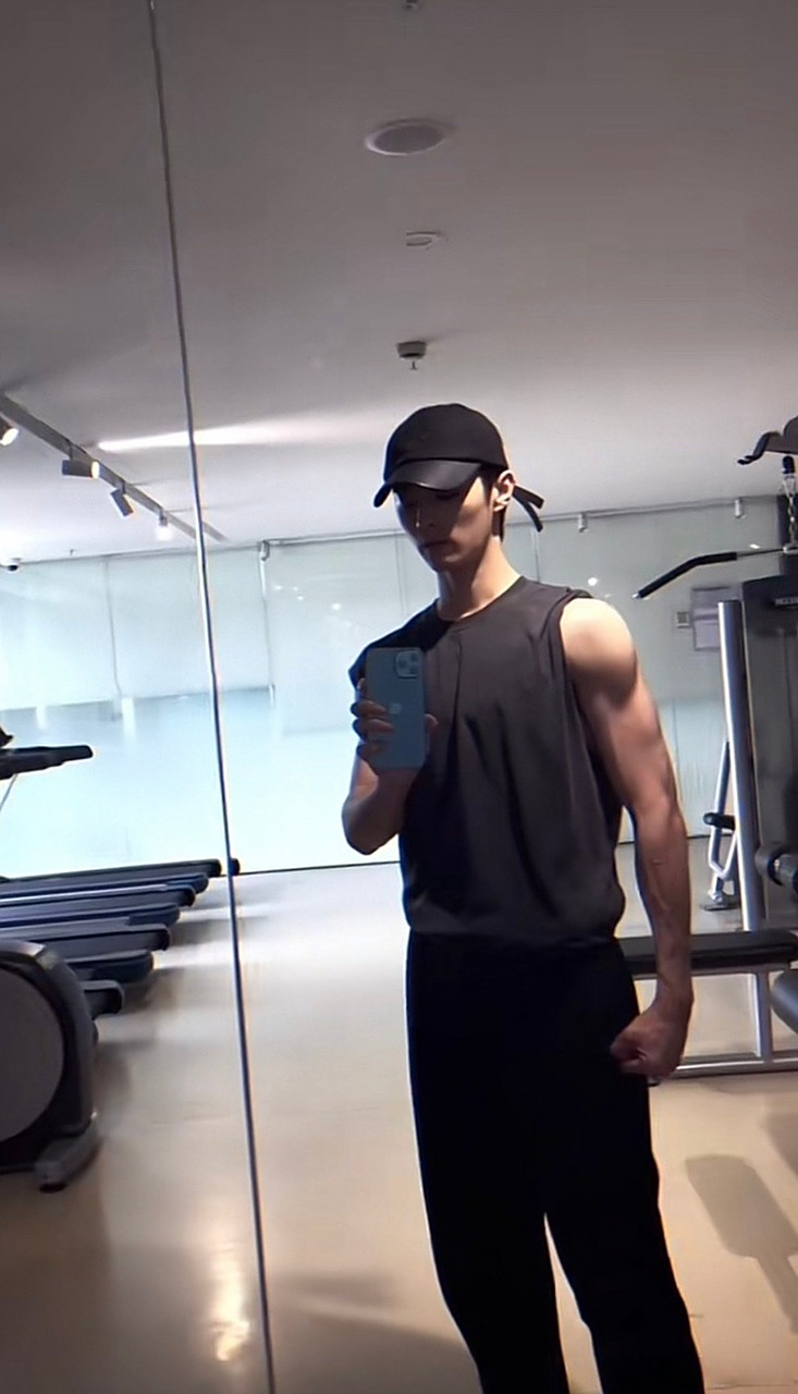 许凯练了很多肌肉,网友调侃他是为了在《蜜桃爬》中有更好的表现.