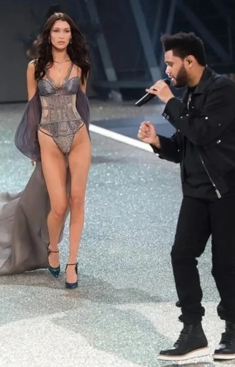 维密走秀史上最尴尬的一幕,超模贝拉和前男友盆栽哥台上相遇,两人全程