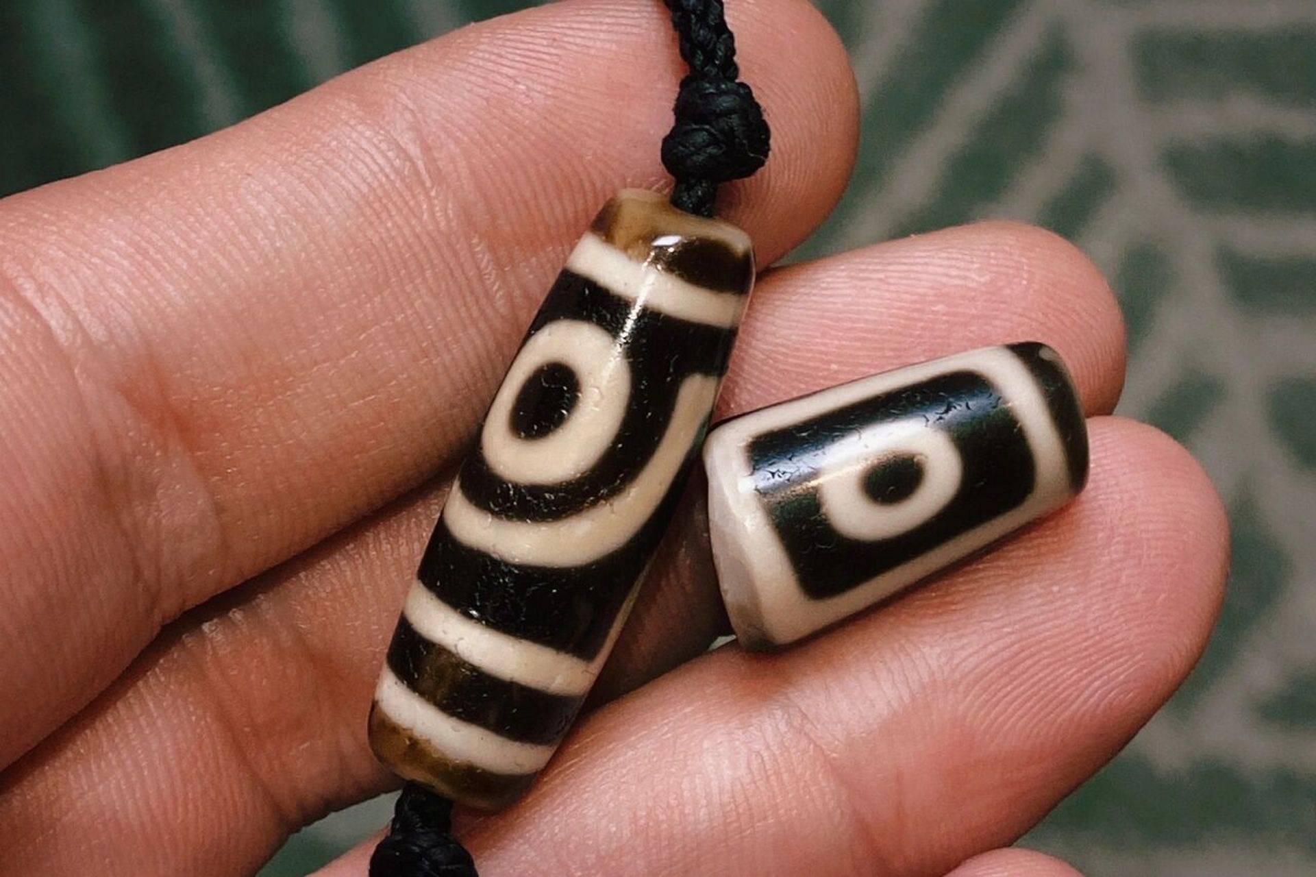 细节照片下的至纯天珠   至纯天珠地门四眼断珠 颜色黑白分明满朱砂