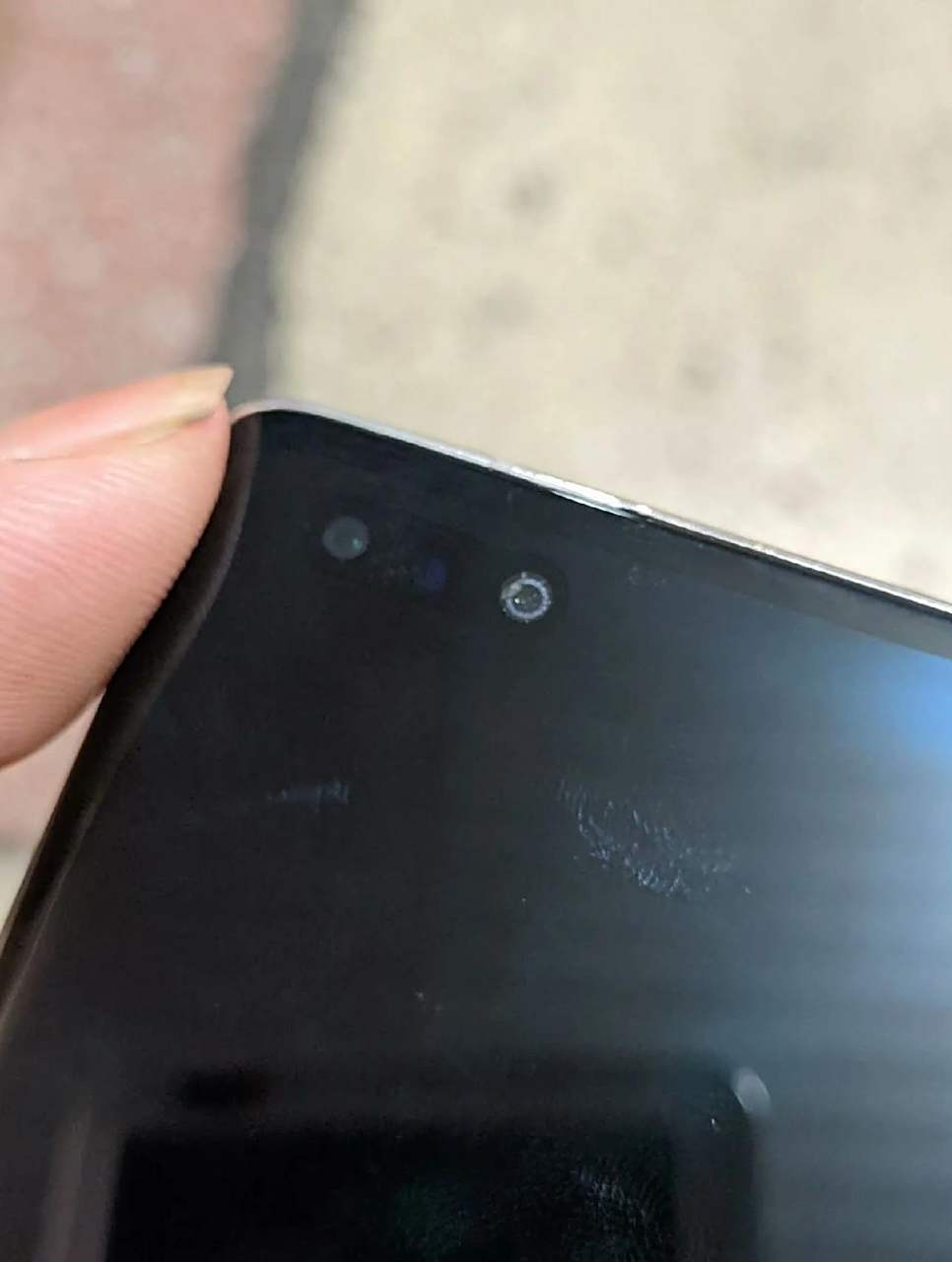 手机前置摄像头进灰了,这个是要自己修还是找华为售后呢?