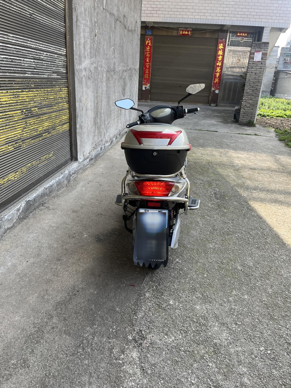 新蕾电动车,72伏前后碟刹.手续齐全,不用驾照.大空间大车架.