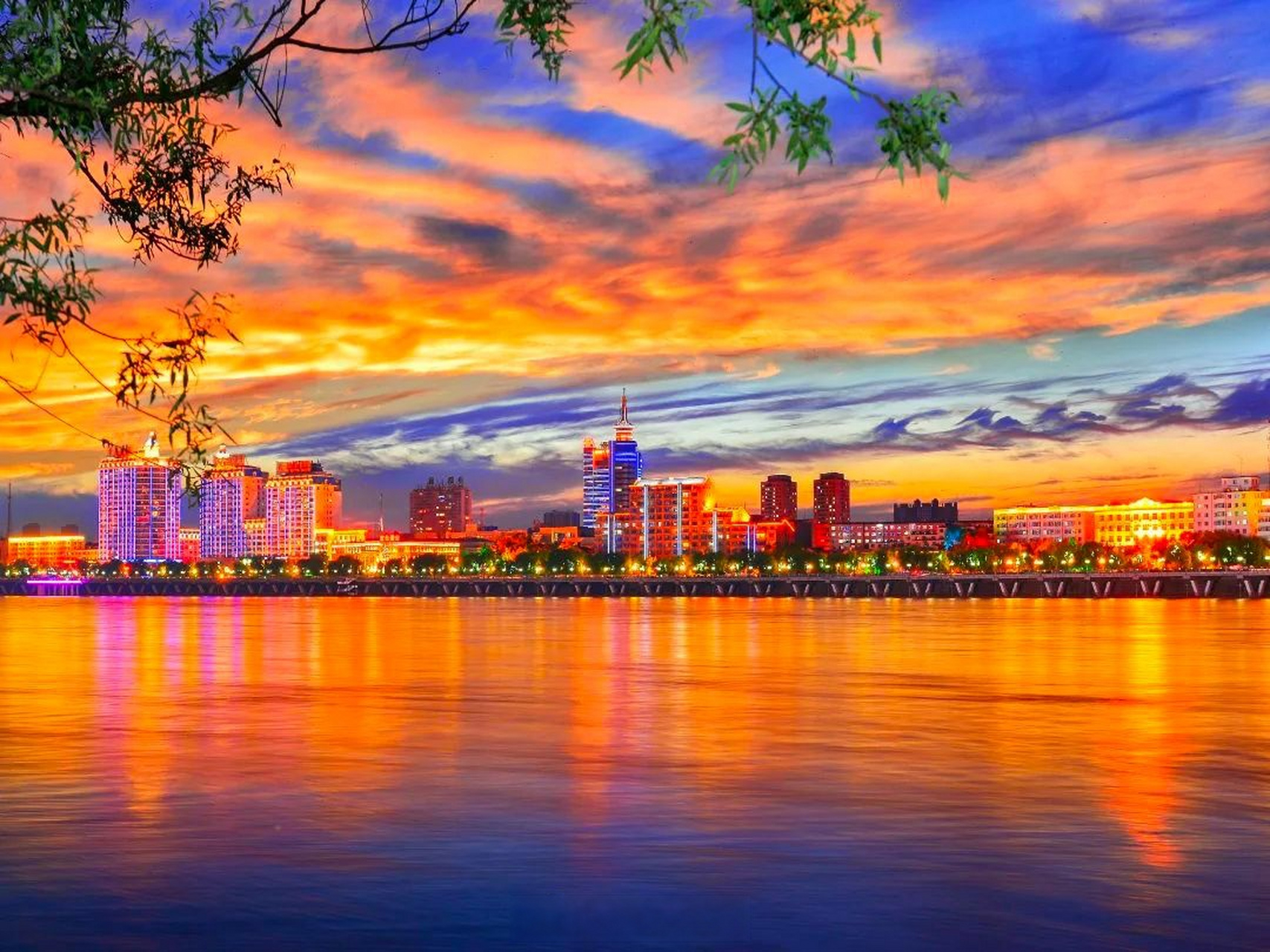 #吉林超级夜# 【落日余晖待你而归,一起看吉林市夜景大片!】夜幕降临,