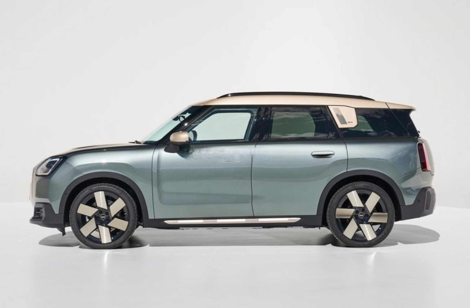 纯电mini乡下人,小家伙轴距2692,续航里程462公里,后备箱最大容积1450