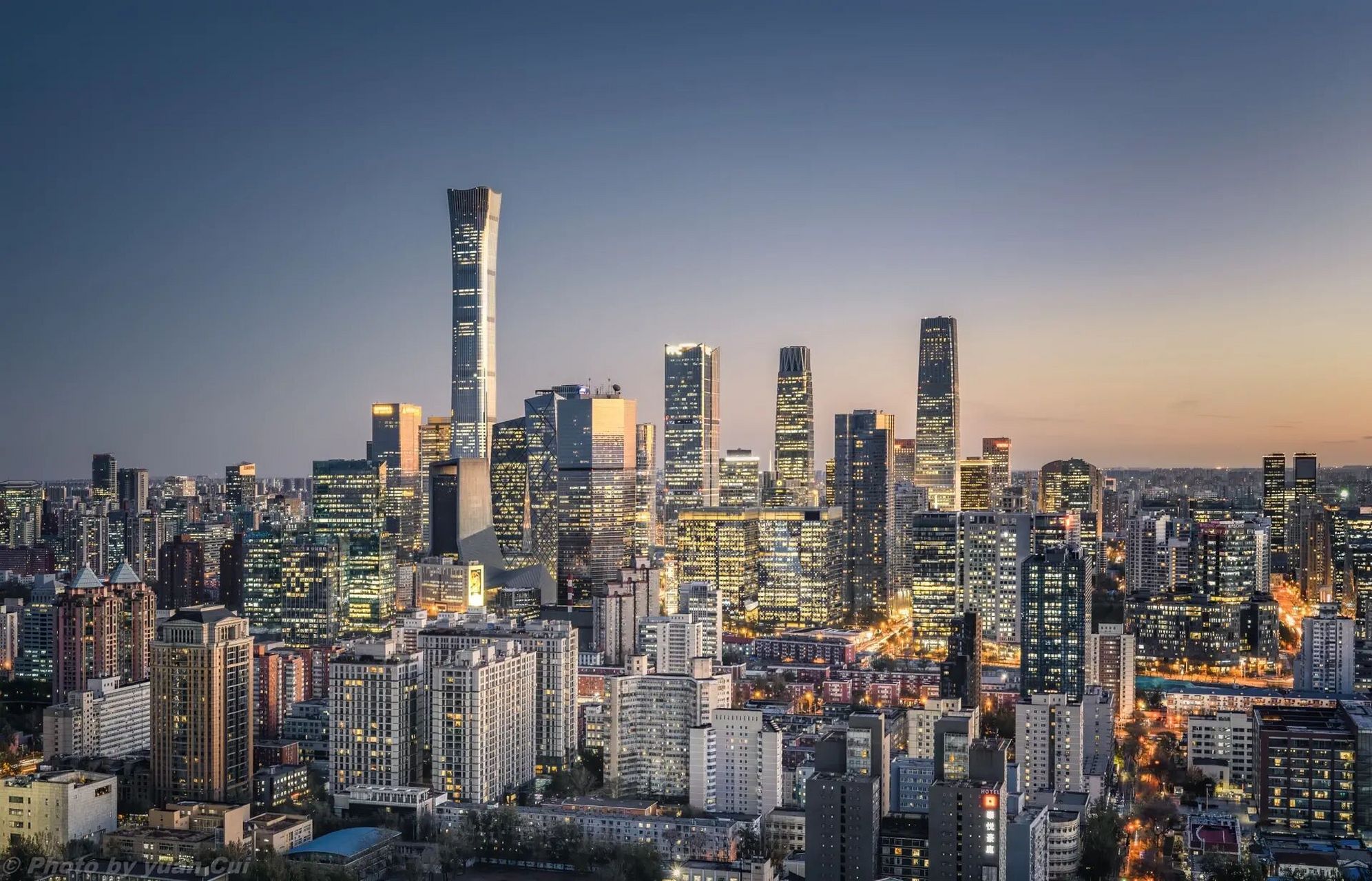 周五下班了,来看看北京的内透 入夜后的国贸cbd,依旧是一幅灯火阑珊的