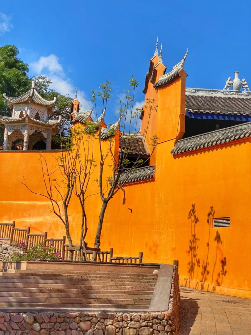 走进西昌市海南街道办大石板村 这里古色古香  独具特色的民宿错落有