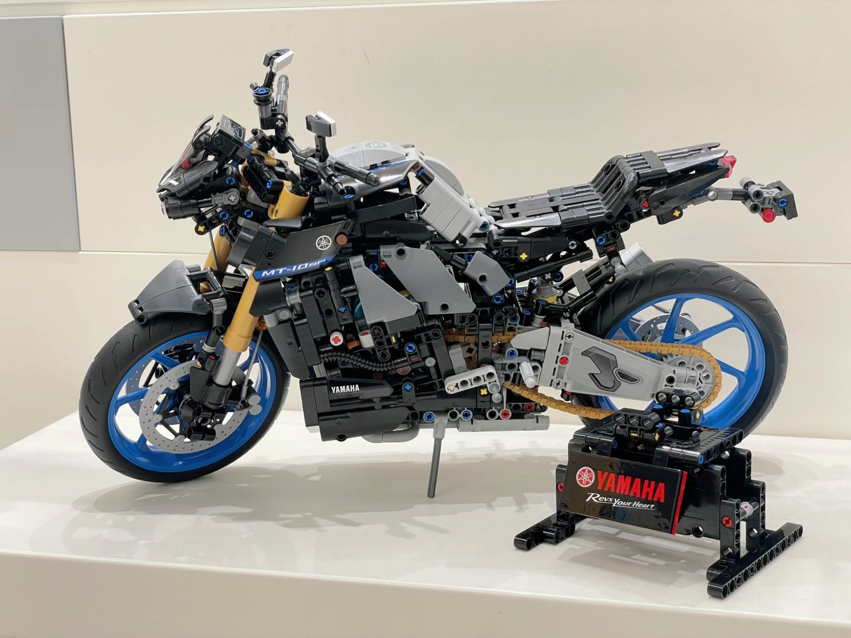 乐高的宝马和雅马哈摩托车-展示6015 42130 : 宝马双r 颗粒数