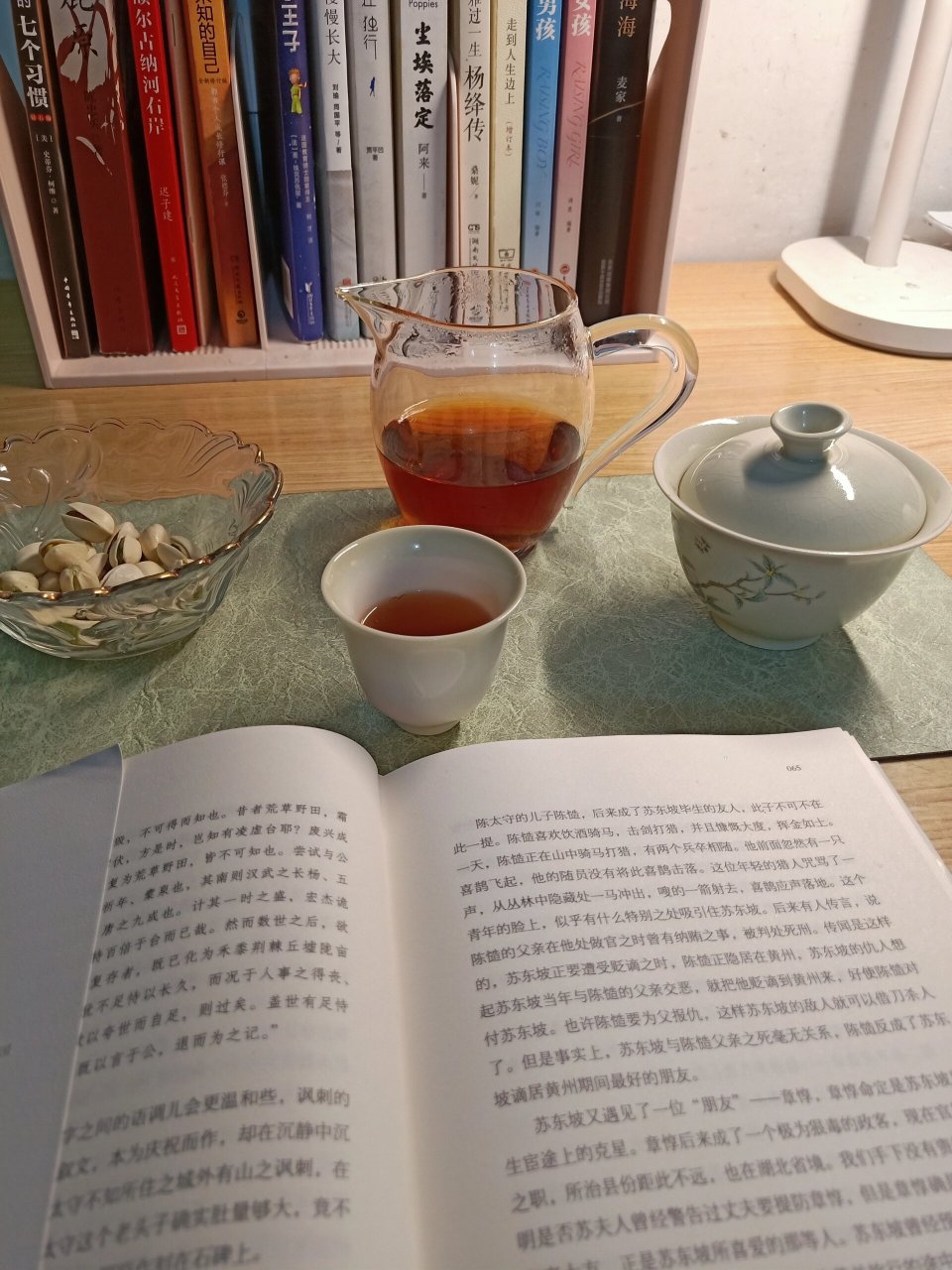 独处喝茶看书图片图片