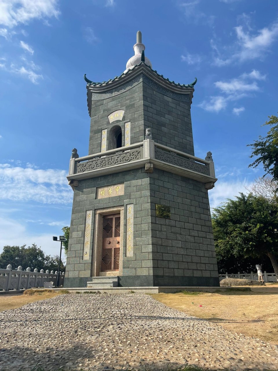 陆丰甲子景点 待渡山 待渡山 又名大胆山 	 山不很高 山坡上枝繁叶茂
