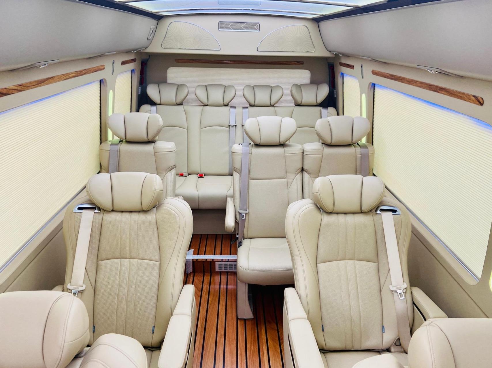 丰田考斯特15座商务车,在商务接待领域拥有卓越实力.