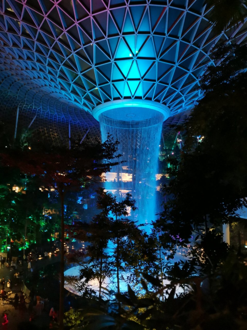 新加坡樟宜机场  星耀樟宜 巨大的水幕,配合着灯光和音乐宛如一个巨型