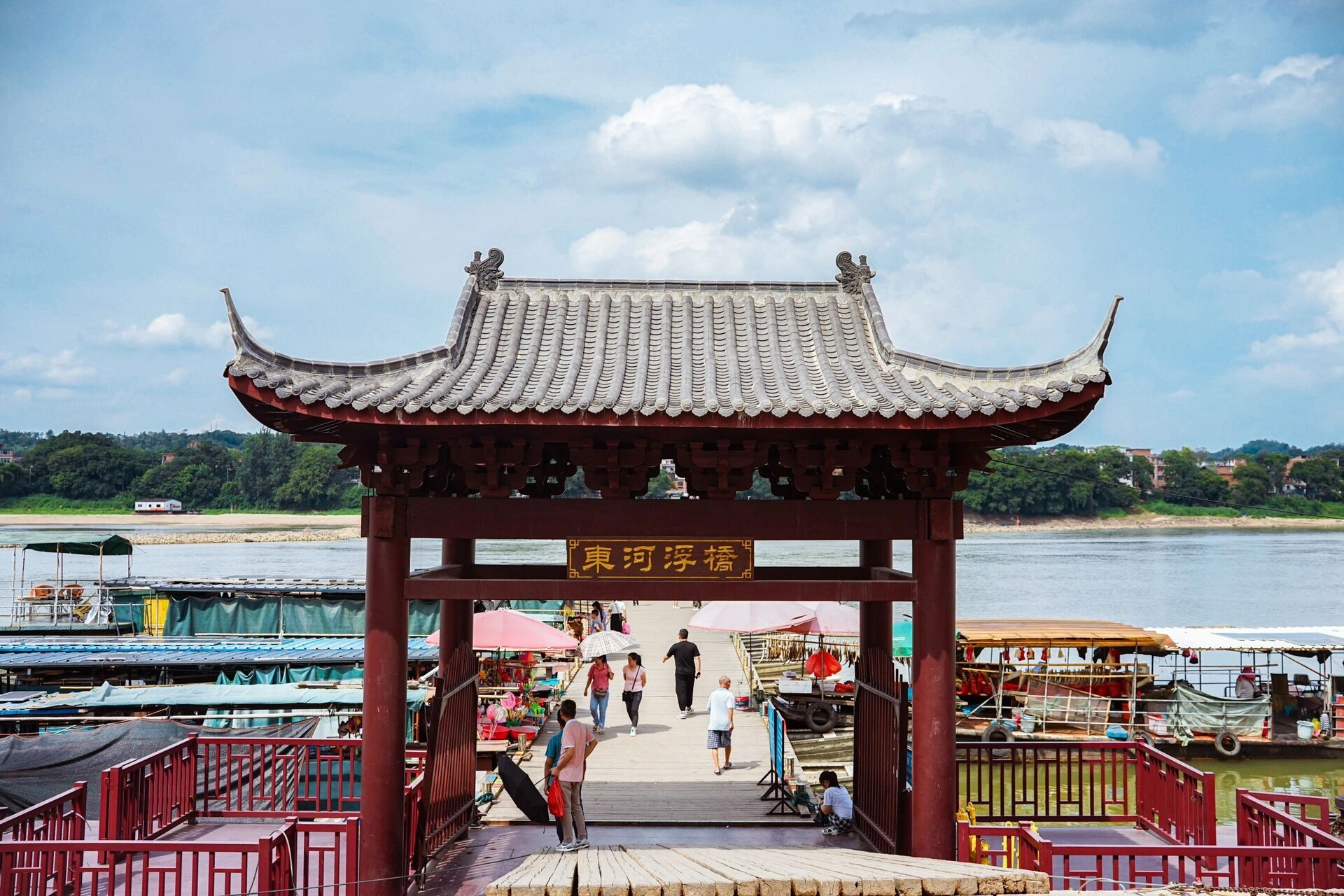 浮桥长约400米,由100多只小舟板并束之以缆绳相连而成,始建于宋干道