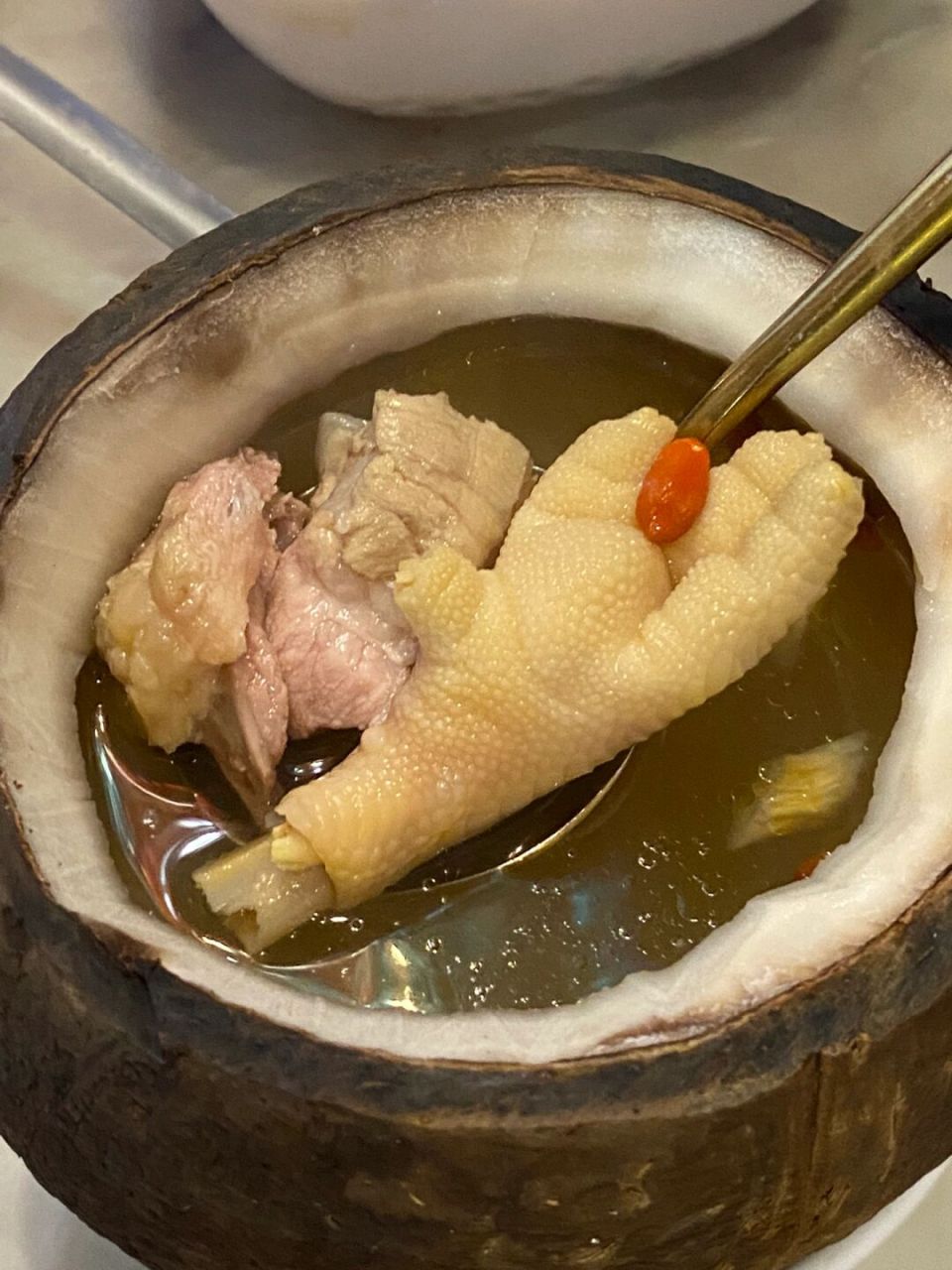 想不到吧!这个椰子盅汤,居然是广州的著名小吃!