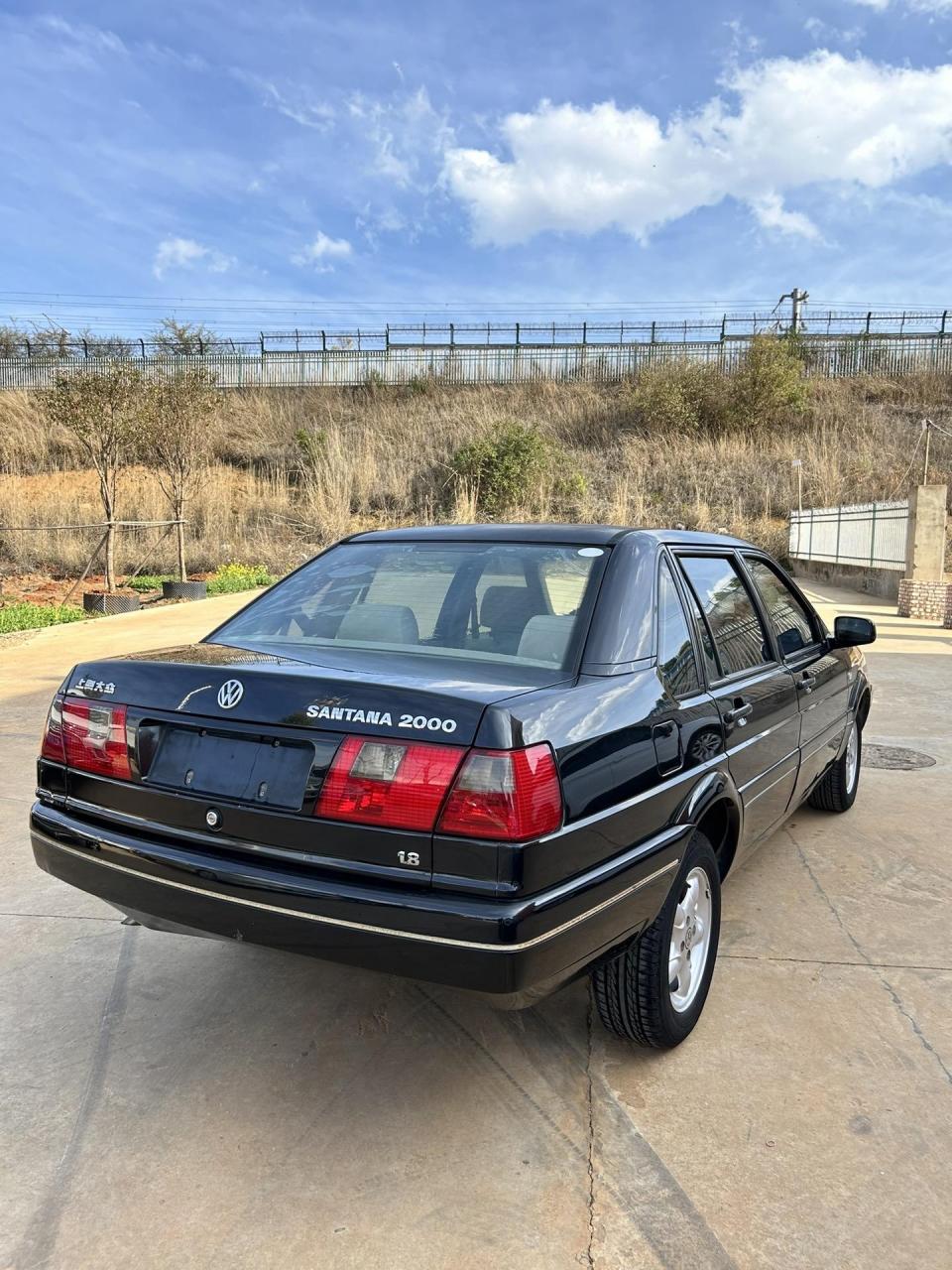 桑塔纳2000.