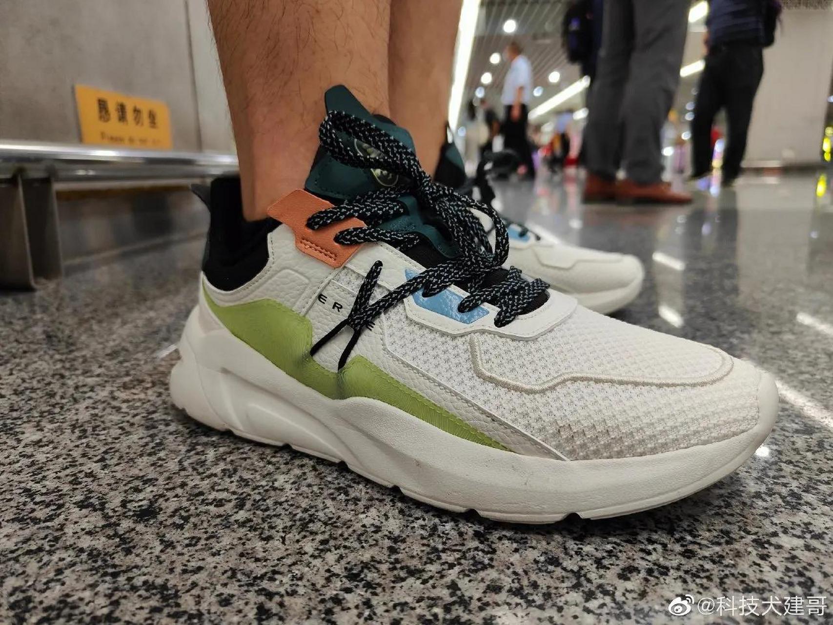 鸿星尔克休闲鞋实拍,好看吗?  图一主摄,图二广角!