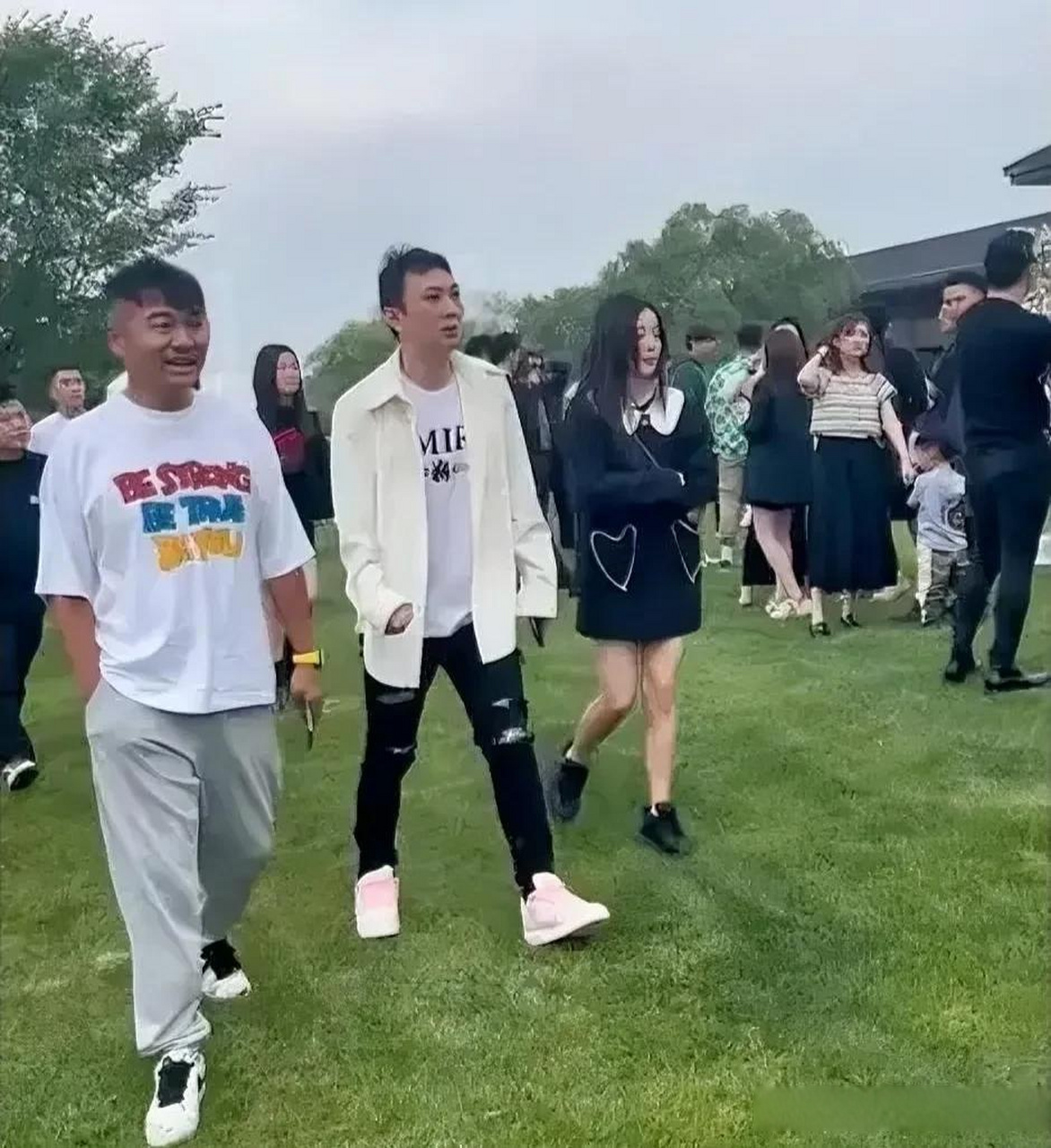 王思聪疑似借千万手表炫富  5月27日,35岁的王思聪戴着一块手表,看