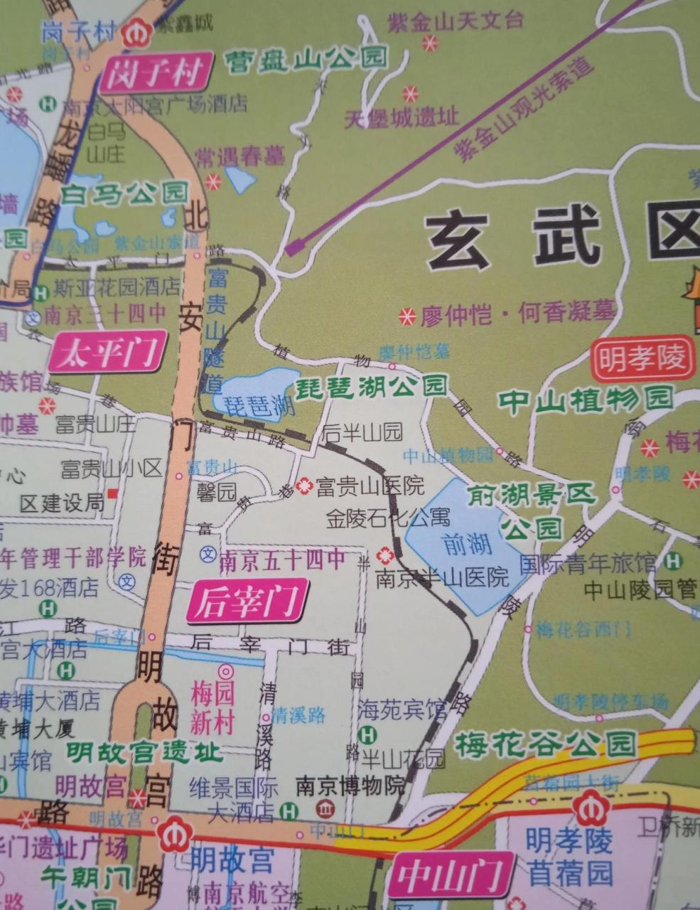 南京玄武区的前湖和琵琶湖景色很美,这两个湖都在明城墙和紫金山脚下
