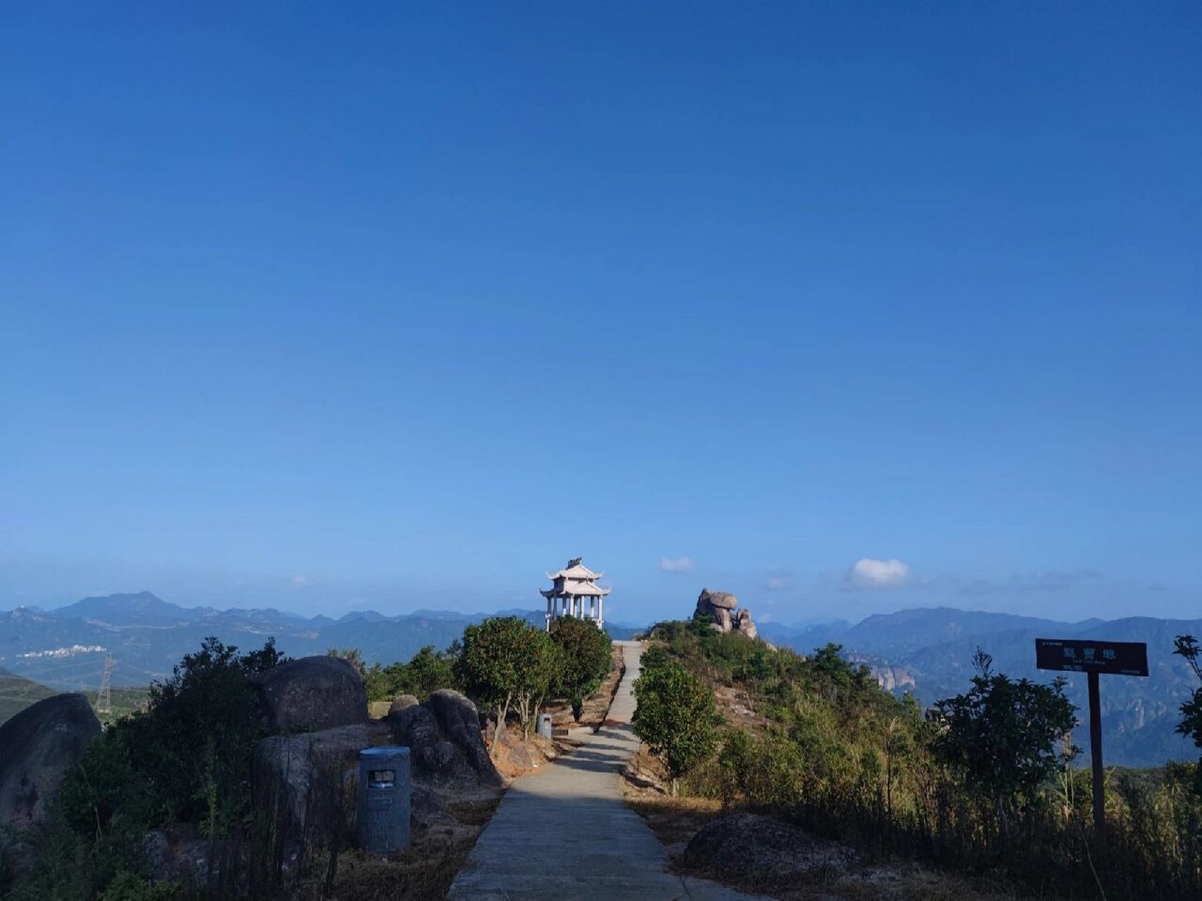 97地址:导航93白龙山景区登山道,可见如图2 97路线:山路总路程