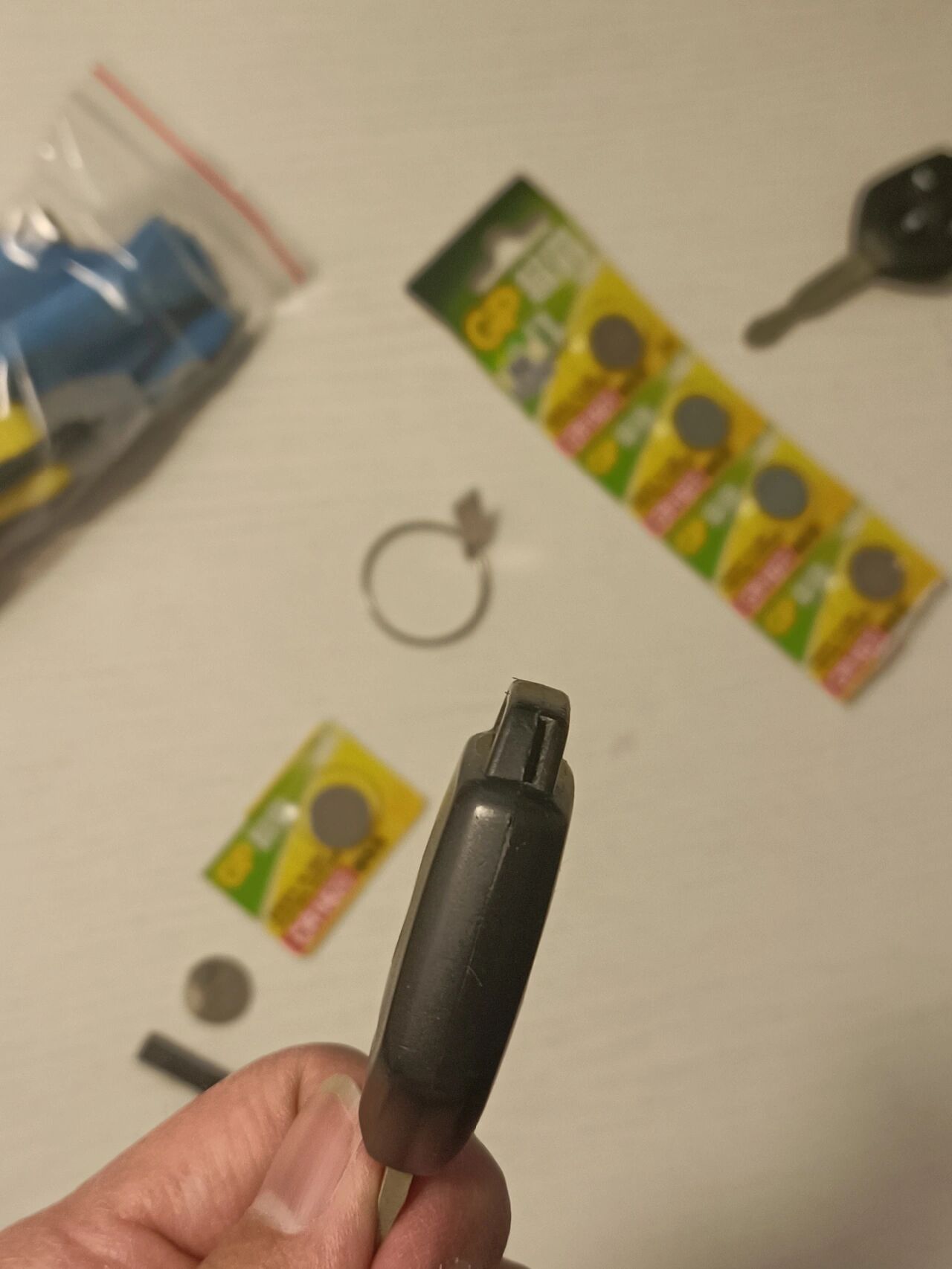 2013款斯巴鲁森林人钥匙电池更换 又一篇换电池的 开了了8年半的